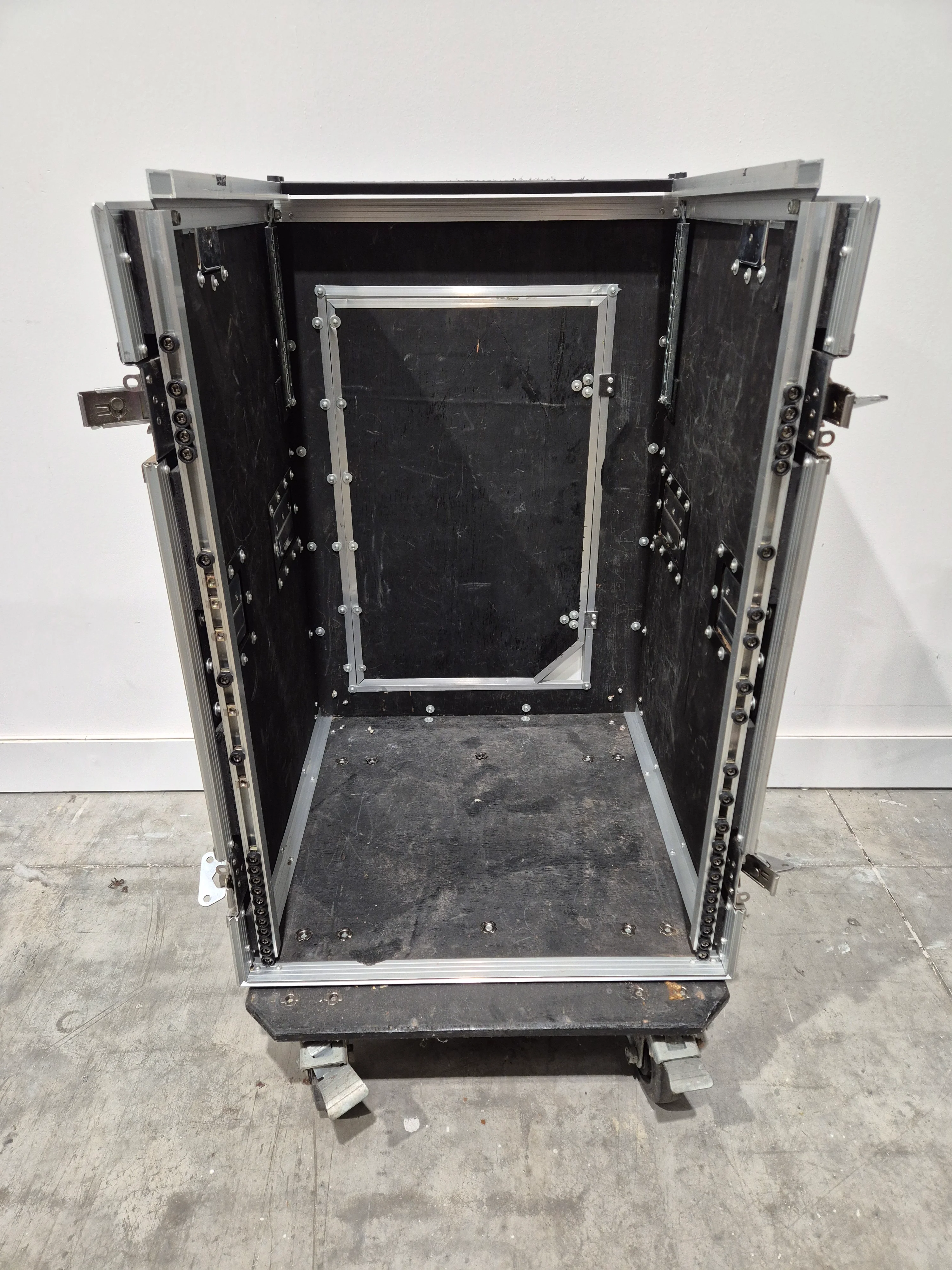 15U Rack Flight Case with Wheels - Image 2
