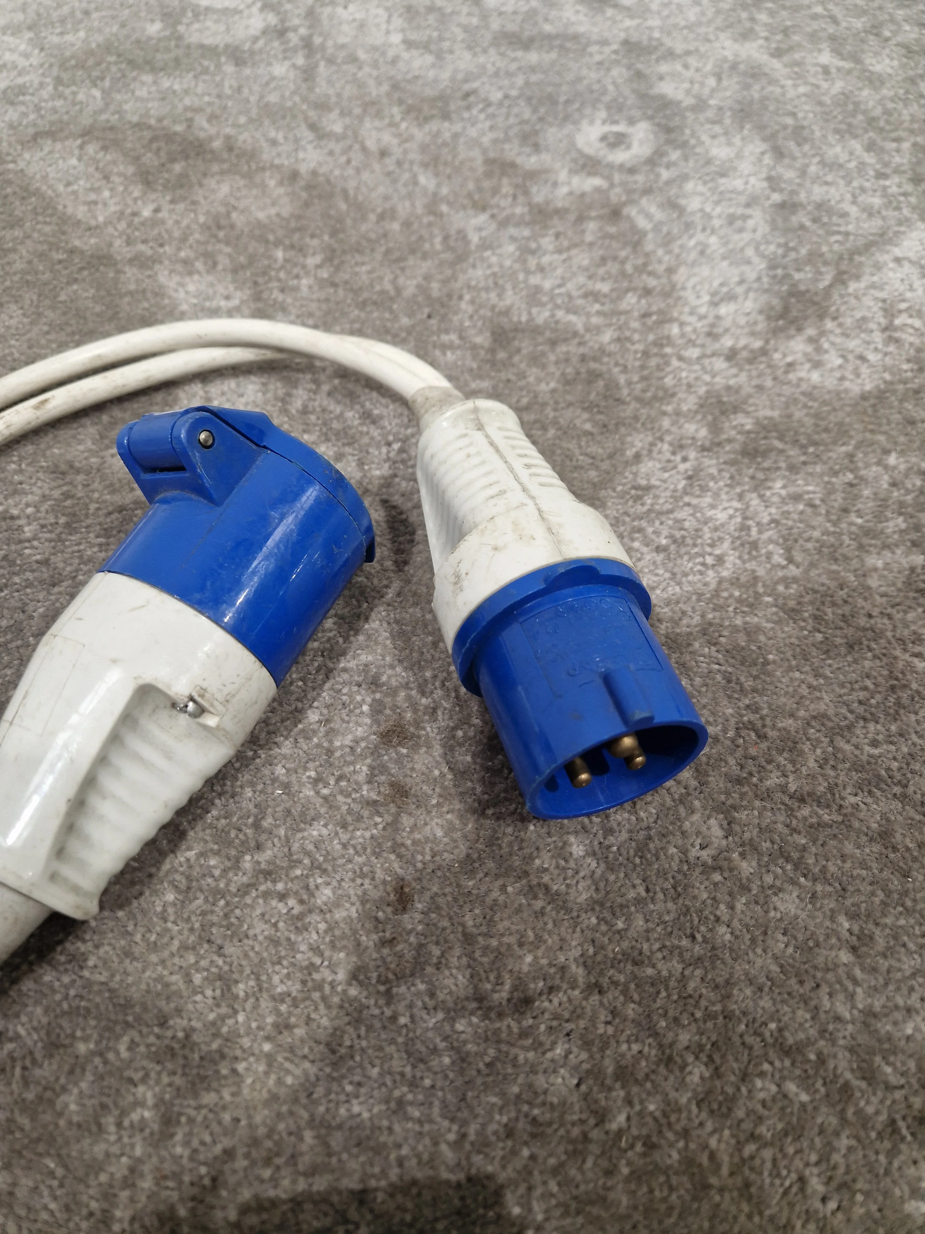 16 AMP 240V Plug TO-2X 16 AMP Socket Splitter - Heavy-Duty Power Distribution - Good - Image 10