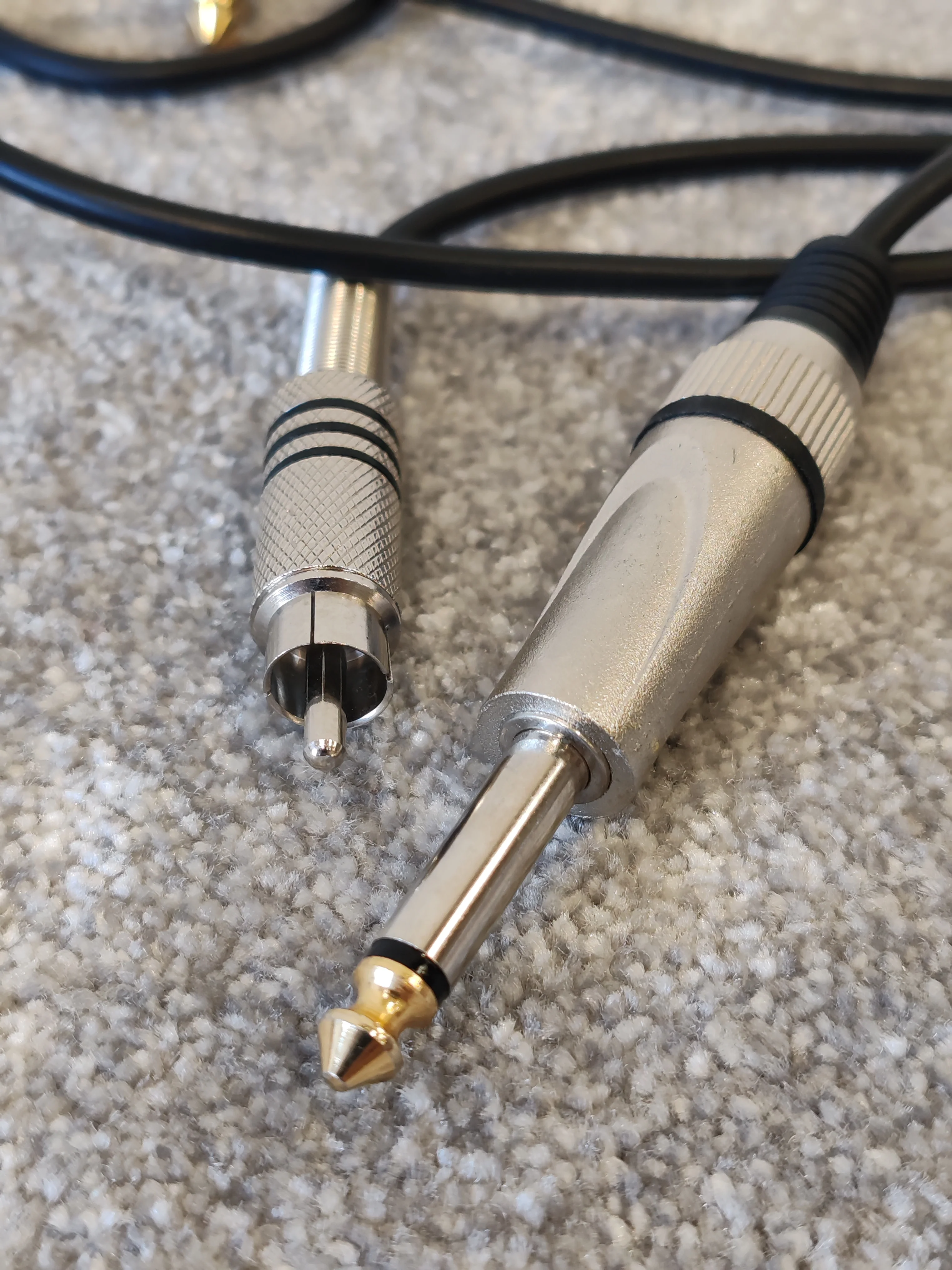 2X Stagg 1/4" TRS Stereo to RCA Phono, Silver, Black and Red - Image 2