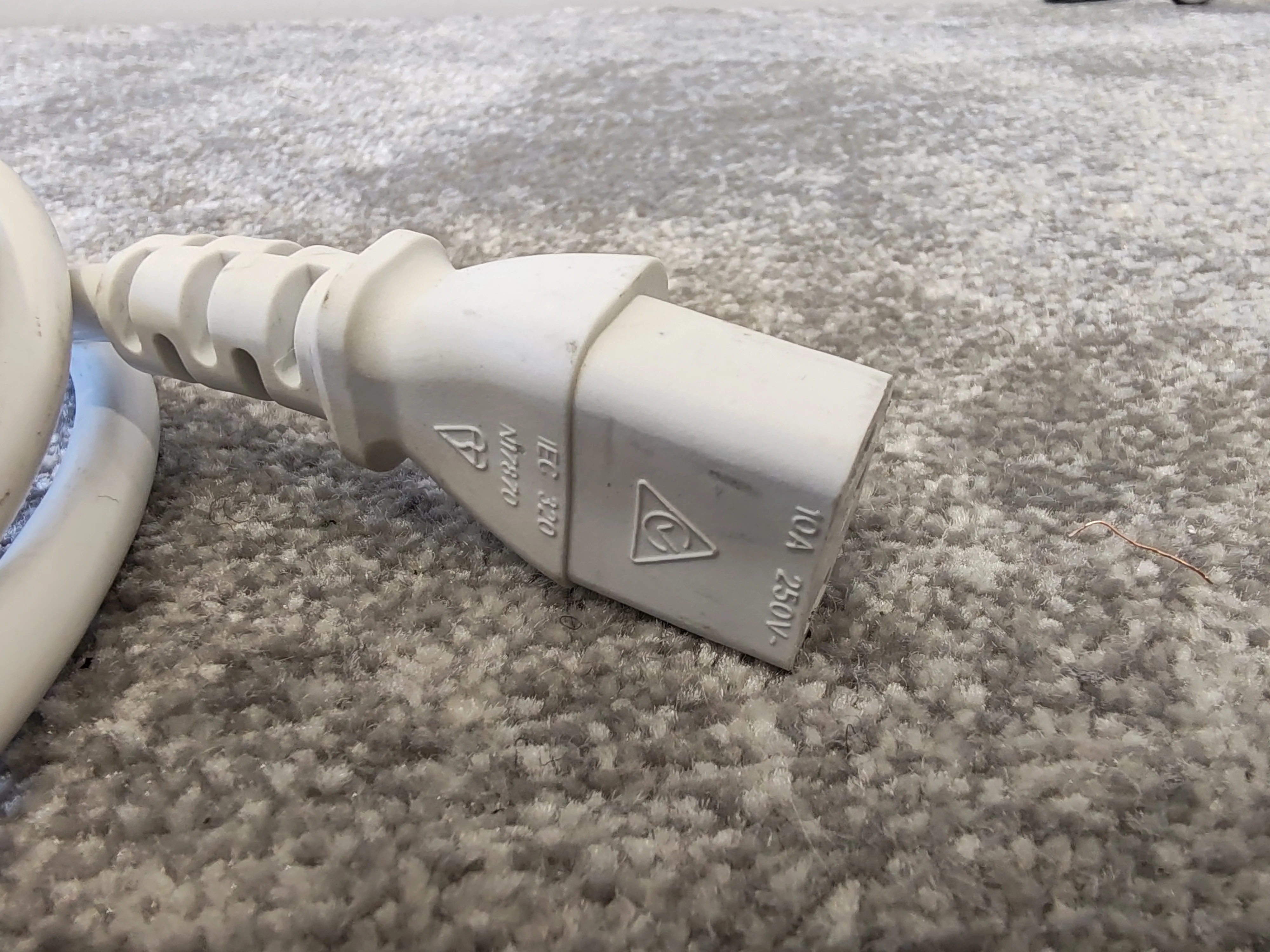 2X 3M Iec C14 TO Iec C13 White Extension Leads 10A (Kettle Cable) - Premium Performance - Excellent - Image 2