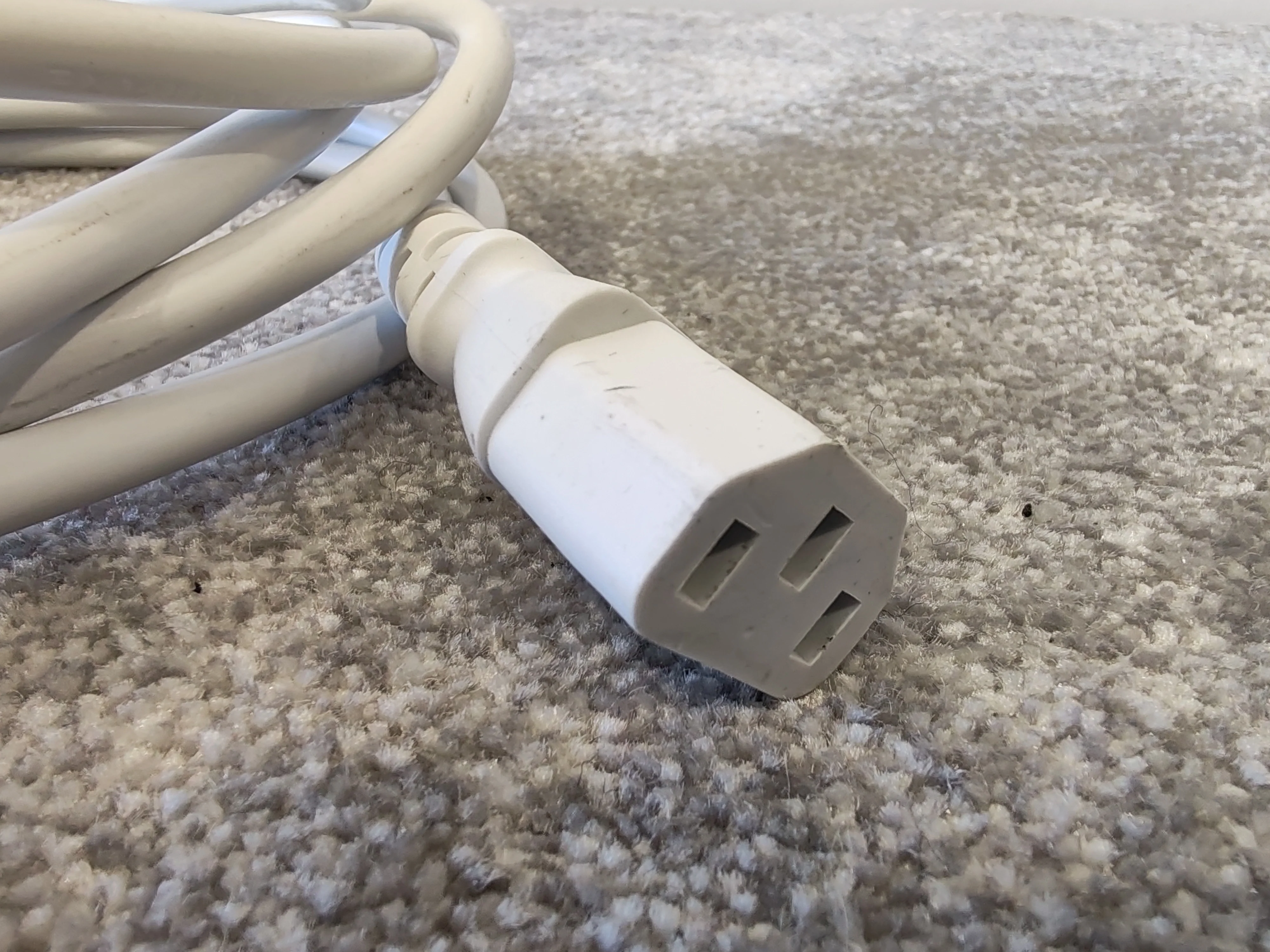 2X 3M Iec C14 TO Iec C13 White Extension Leads 10A (Kettle Cable) - Premium Performance - Excellent - Image 6