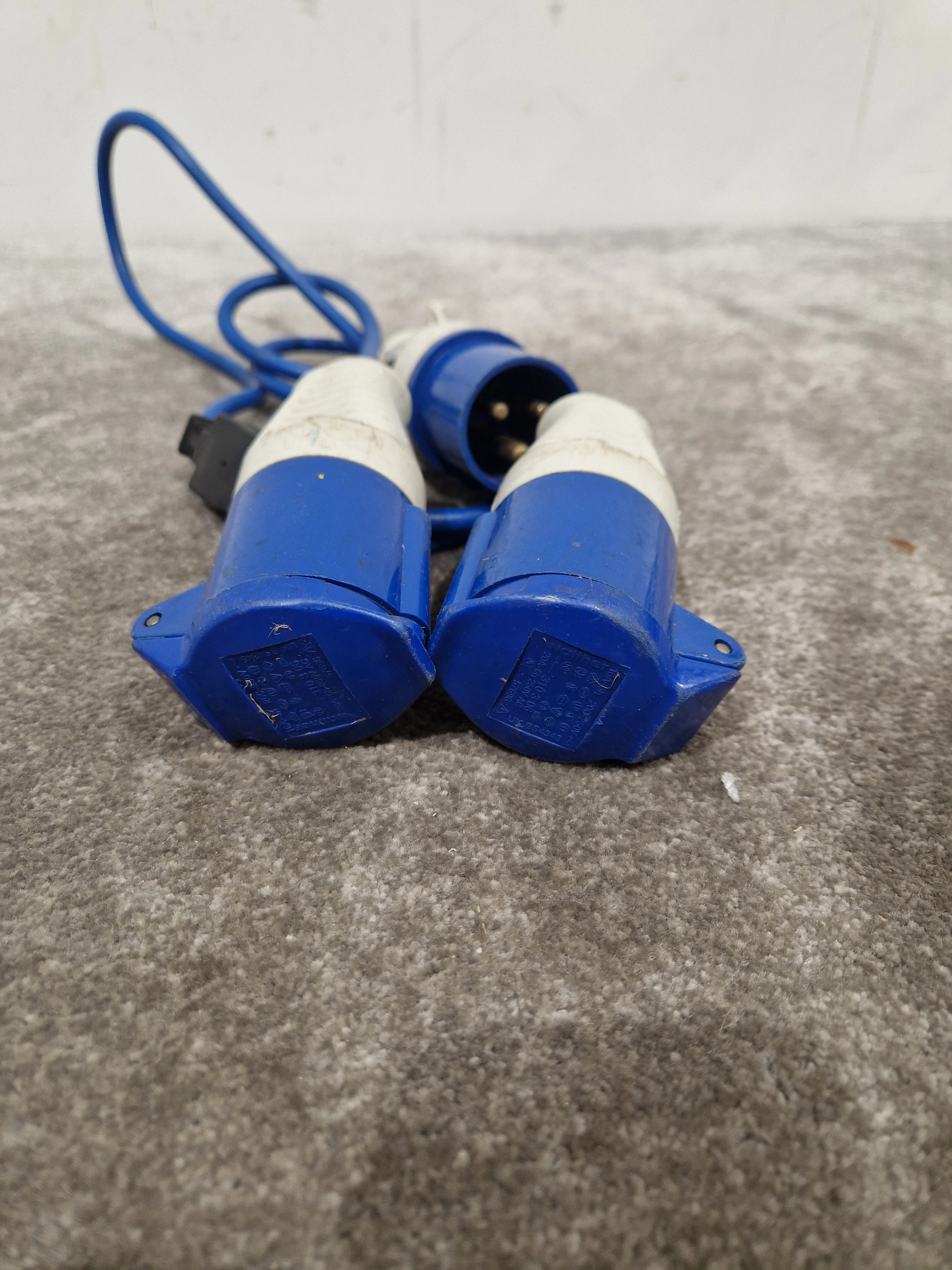 Commando IEC60309 Single Male to 2 Female - Multi-Connection Adapter - Good - Image 2