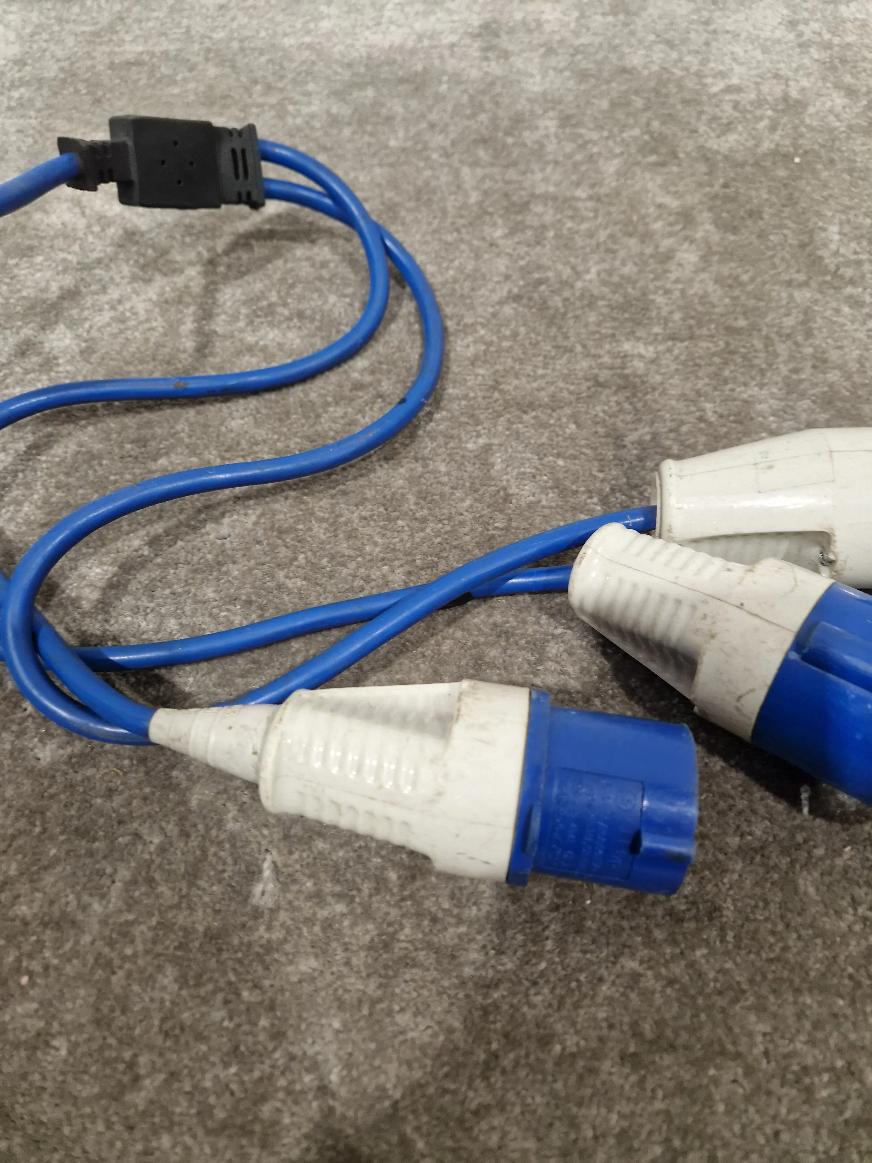 Commando IEC60309 Single Male to 2 Female - Multi-Connection Adapter - Good - Image 3