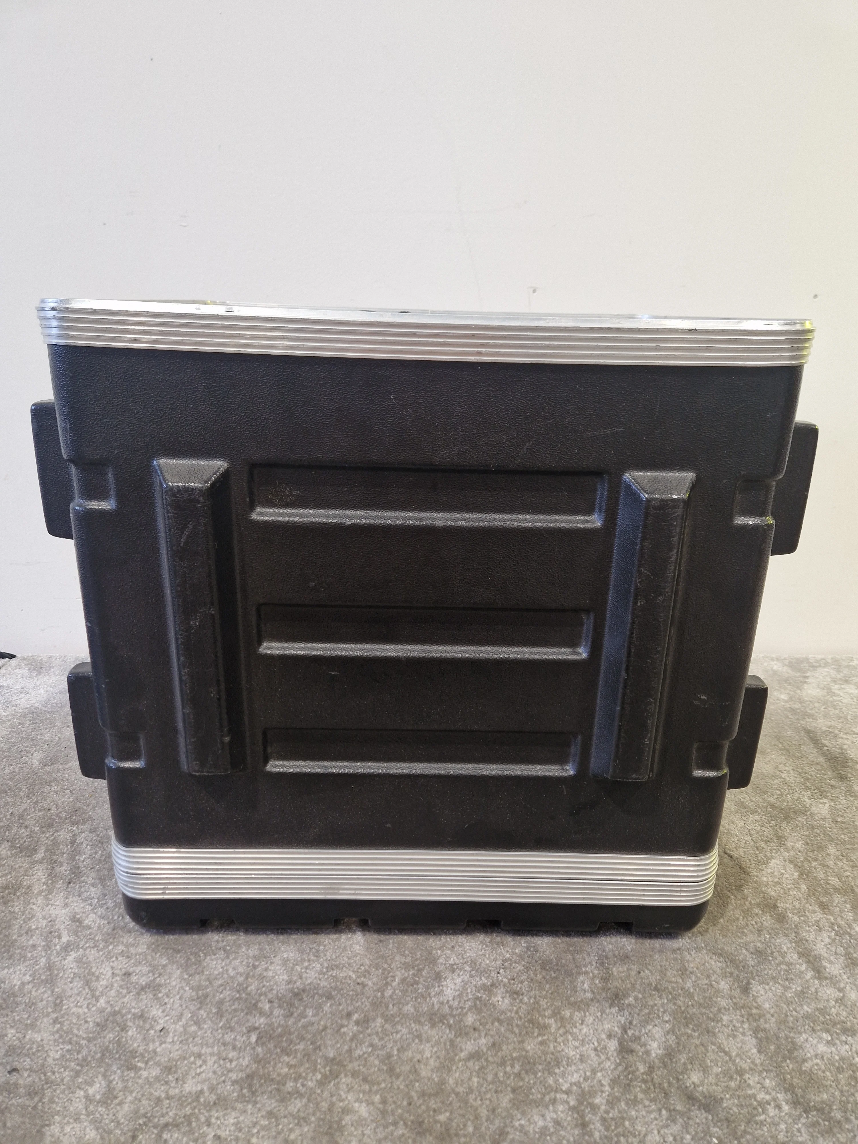8U Rackmount Flight Case – Dual-Sided Access, Heavy-Duty Build – Good - Image 3