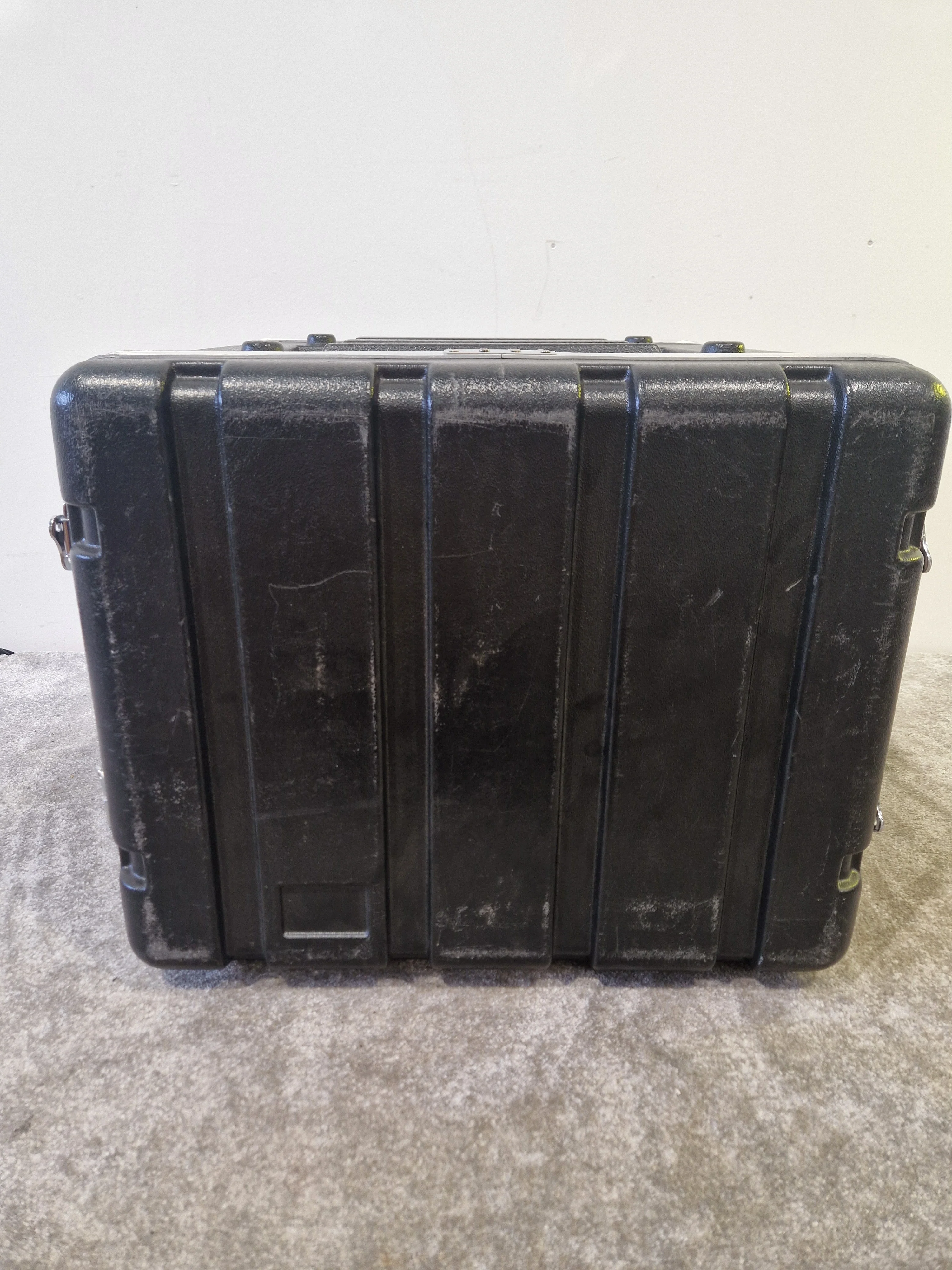 8U Rackmount Flight Case – Dual-Sided Access, Heavy-Duty Build – Good - Image 5