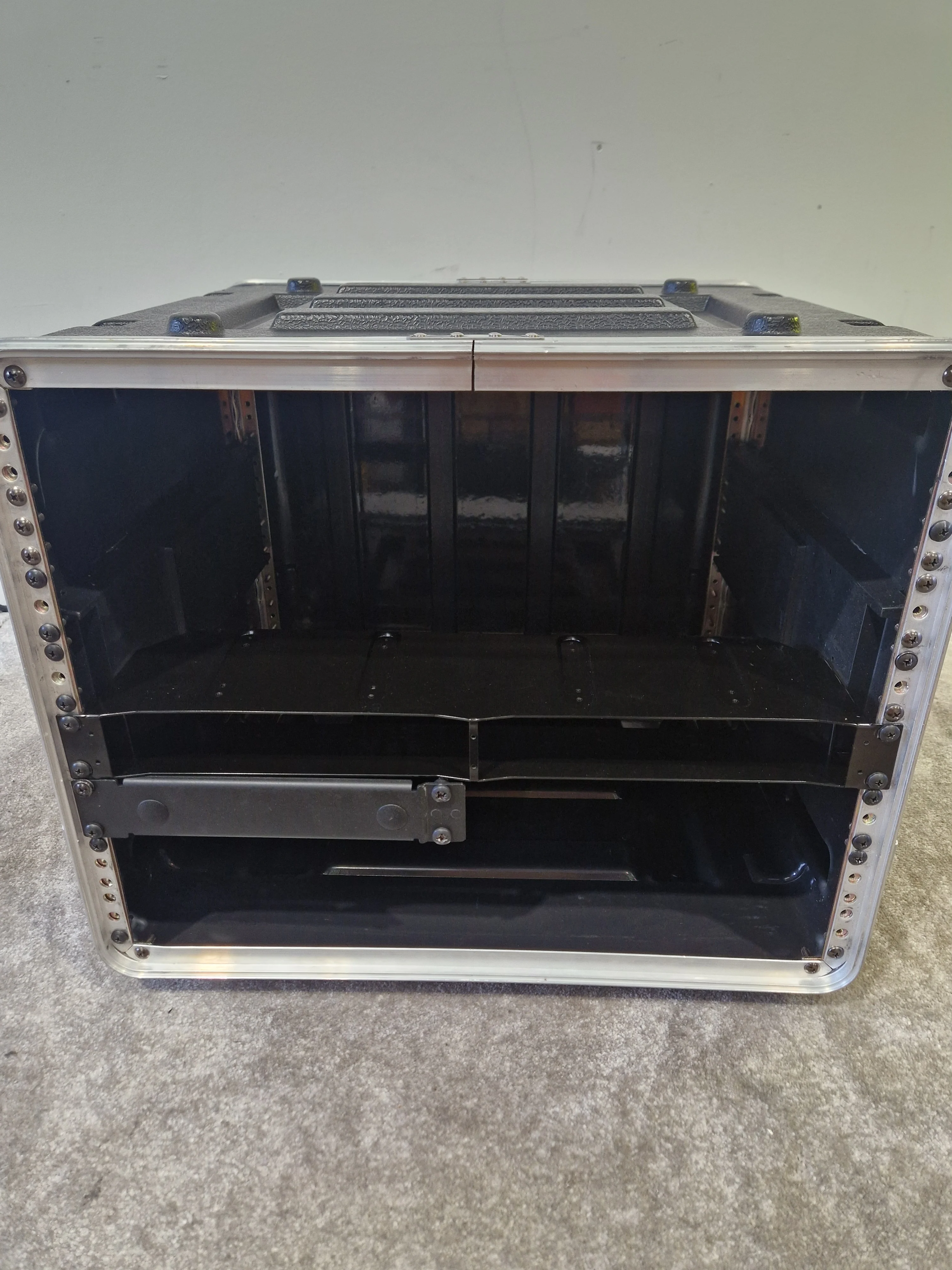 8U Rackmount Flight Case – Dual-Sided Access, Heavy-Duty Build – Good - Image 6
