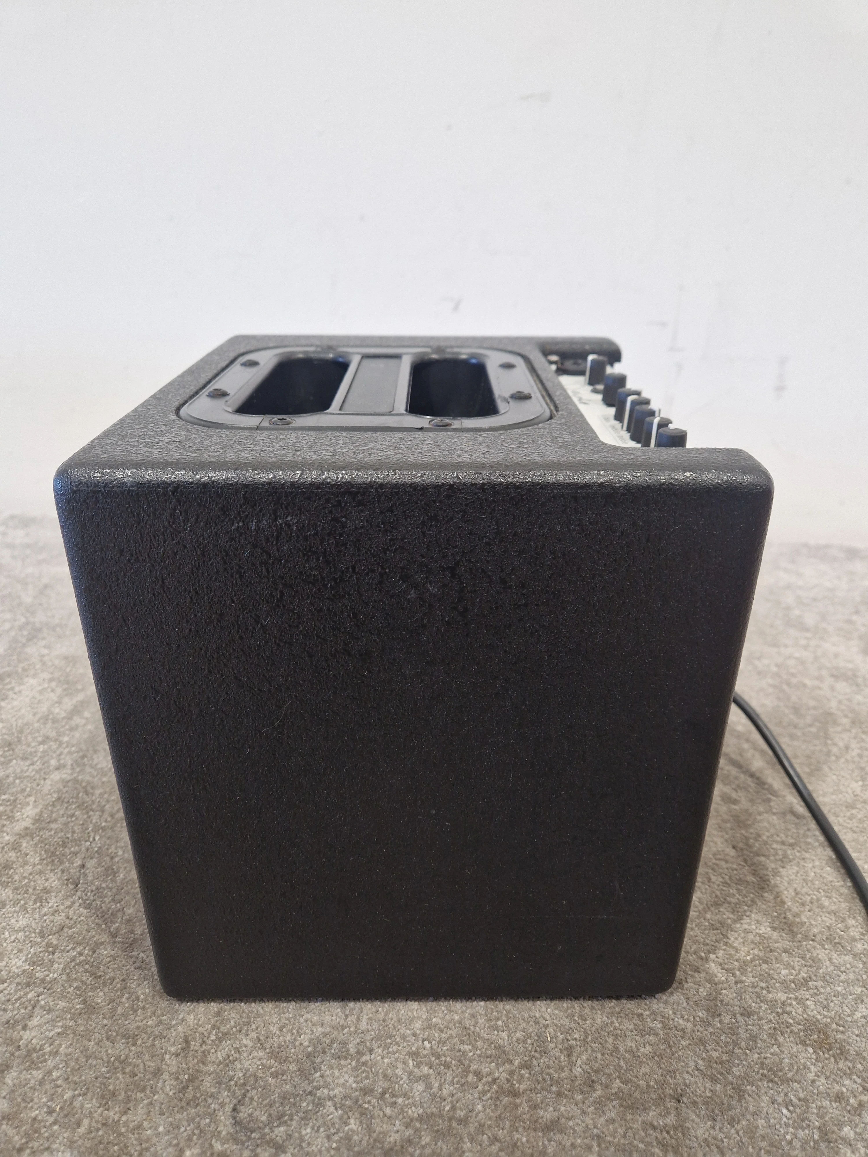AER Alpha 40 Acoustic Guitar AMP - Compact Acoustic Amp - Excellent w/ Power Supply & Soft Case - Image 2