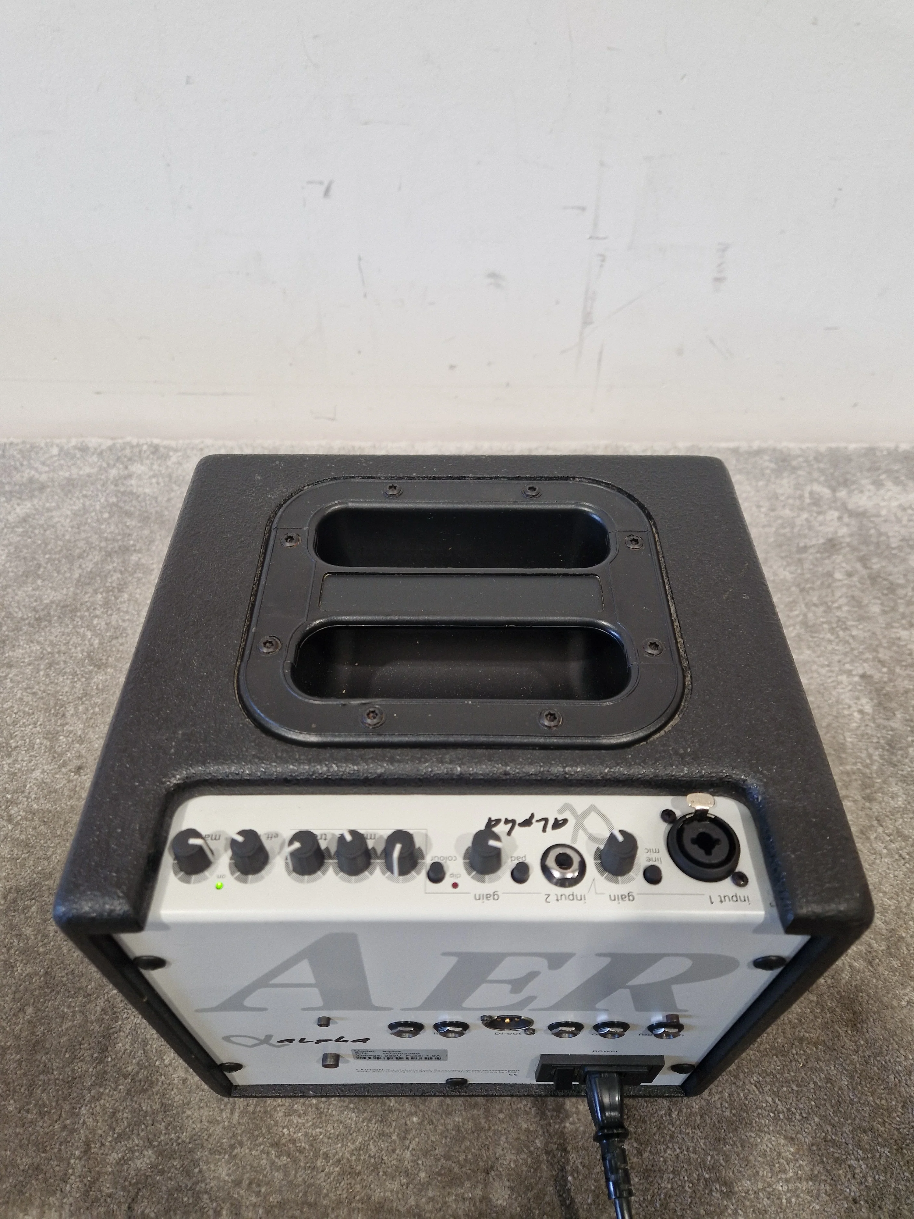 AER Alpha 40 Acoustic Guitar AMP - Compact Acoustic Amp - Excellent w/ Power Supply & Soft Case - Image 4