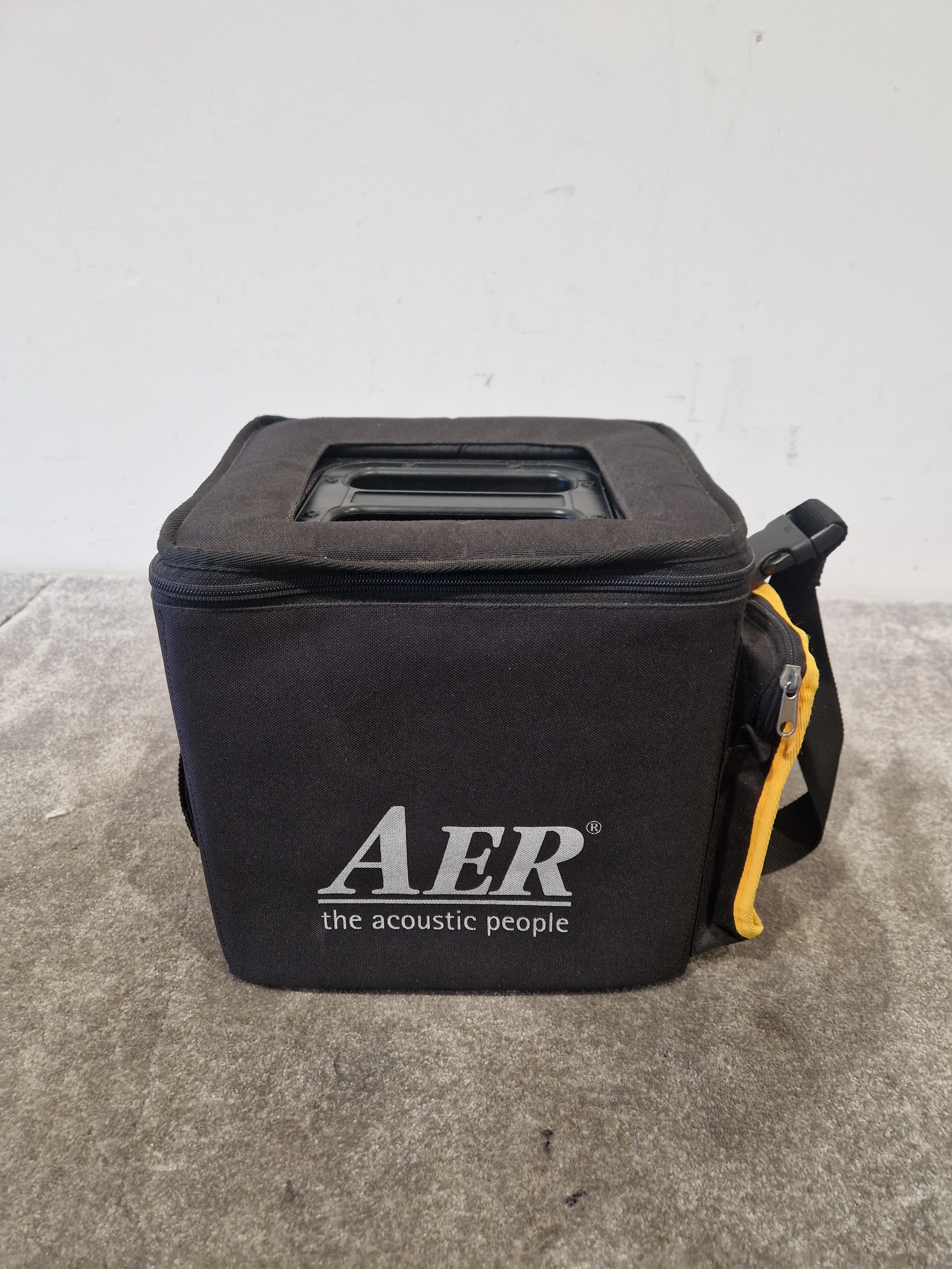 AER Alpha 40 Acoustic Guitar AMP - Compact Acoustic Amp - Excellent w/ Power Supply & Soft Case - Image 7