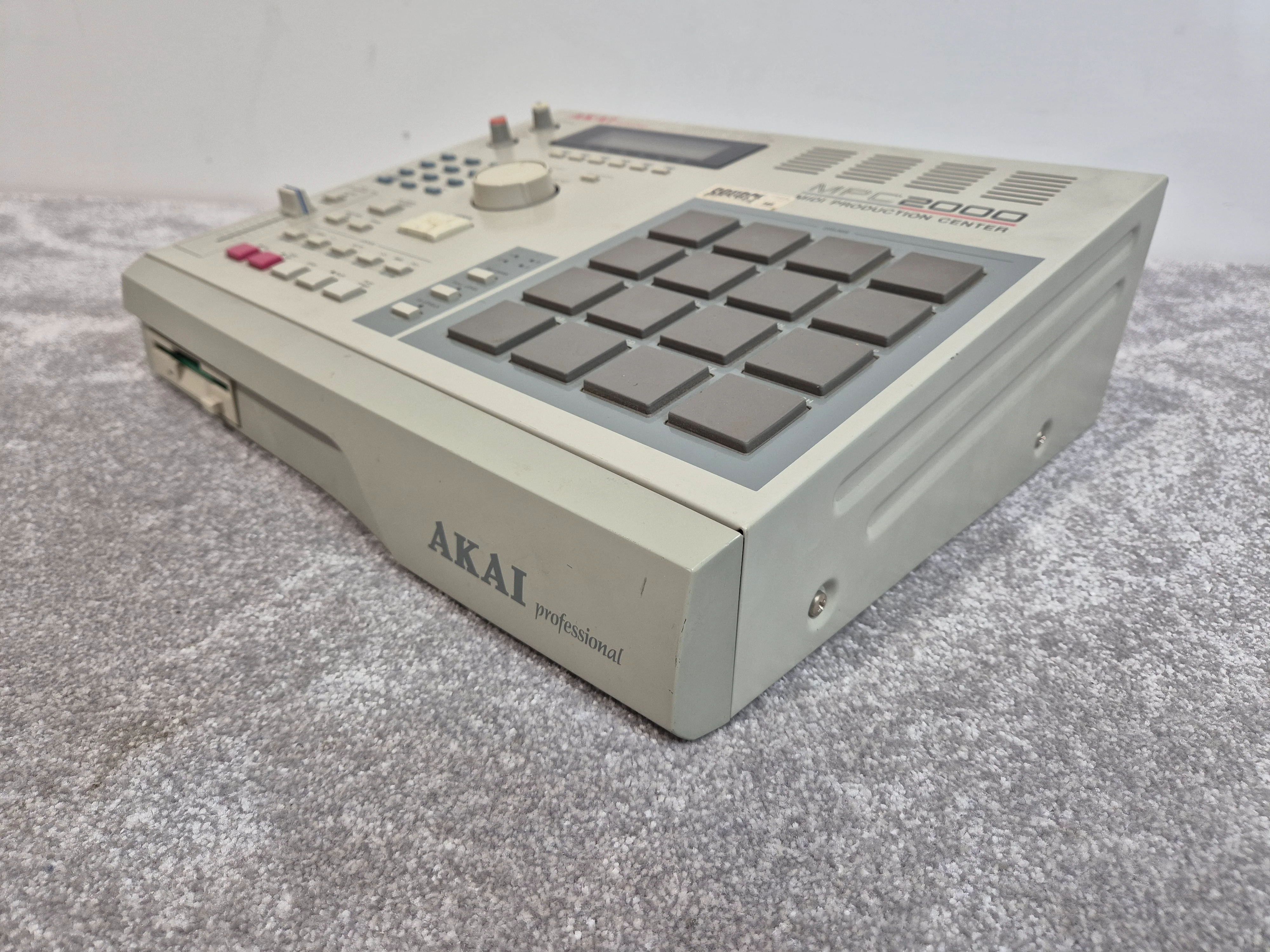 Akai MPC 2000 - 64-Track sampler-Sequencer Workstation w/ Zip Drive - Image 11