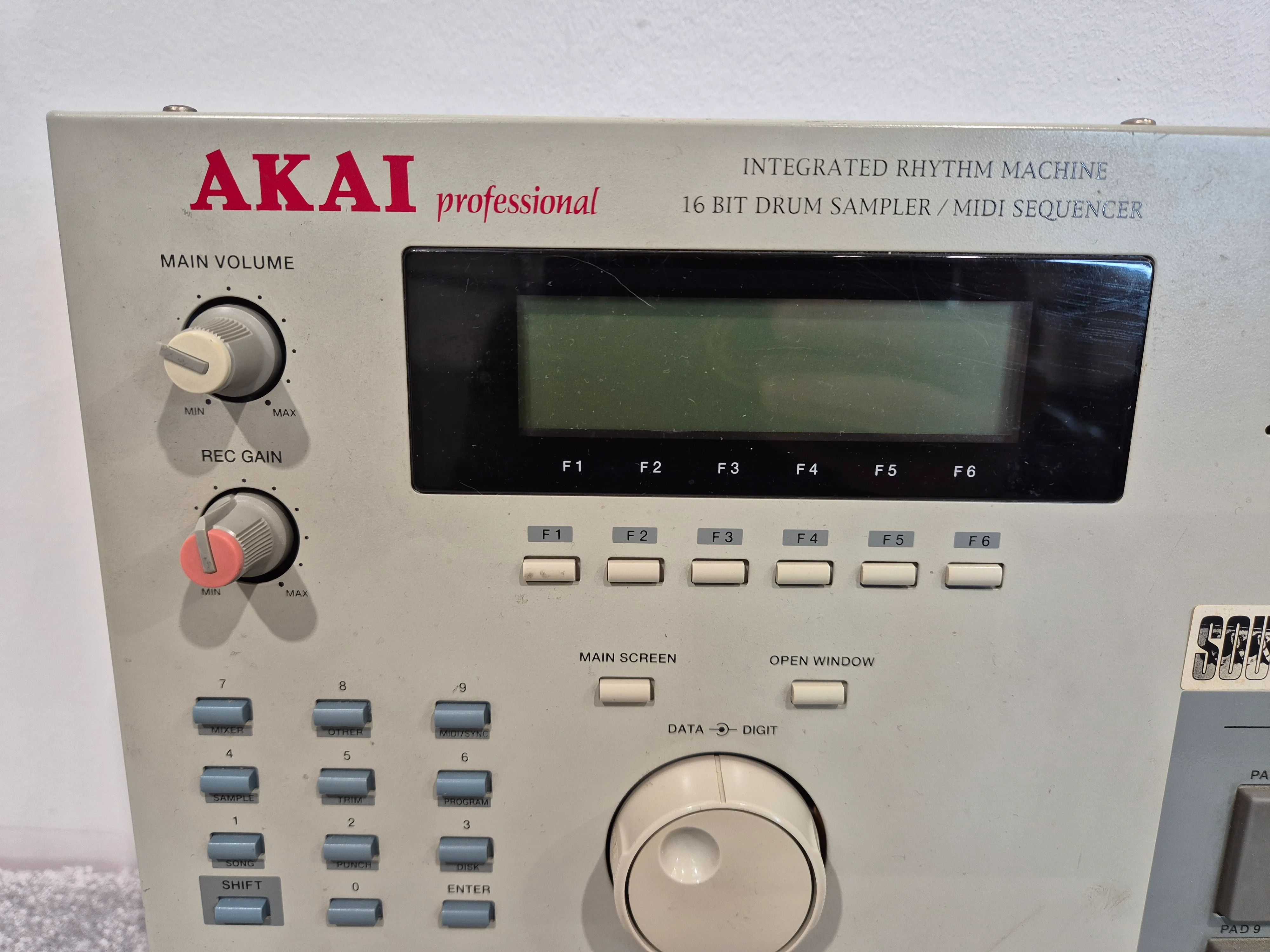 Akai MPC 2000 - 64-Track sampler-Sequencer Workstation w/ Zip Drive - Image 4