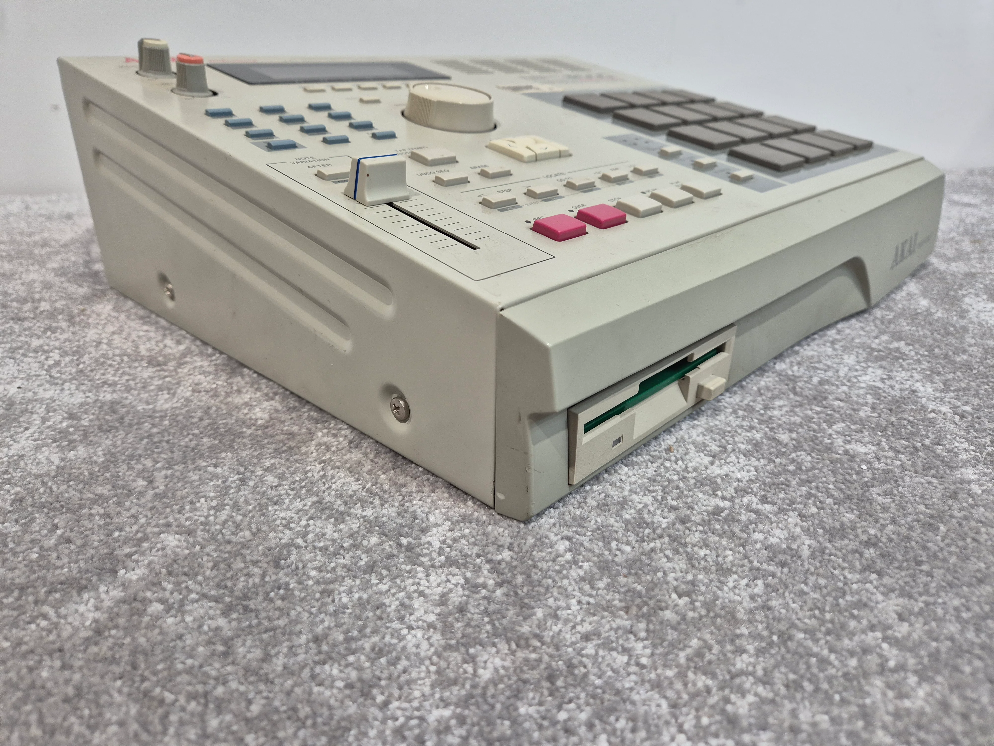 Akai MPC 2000 - 64-Track sampler-Sequencer Workstation w/ Zip Drive - Image 6