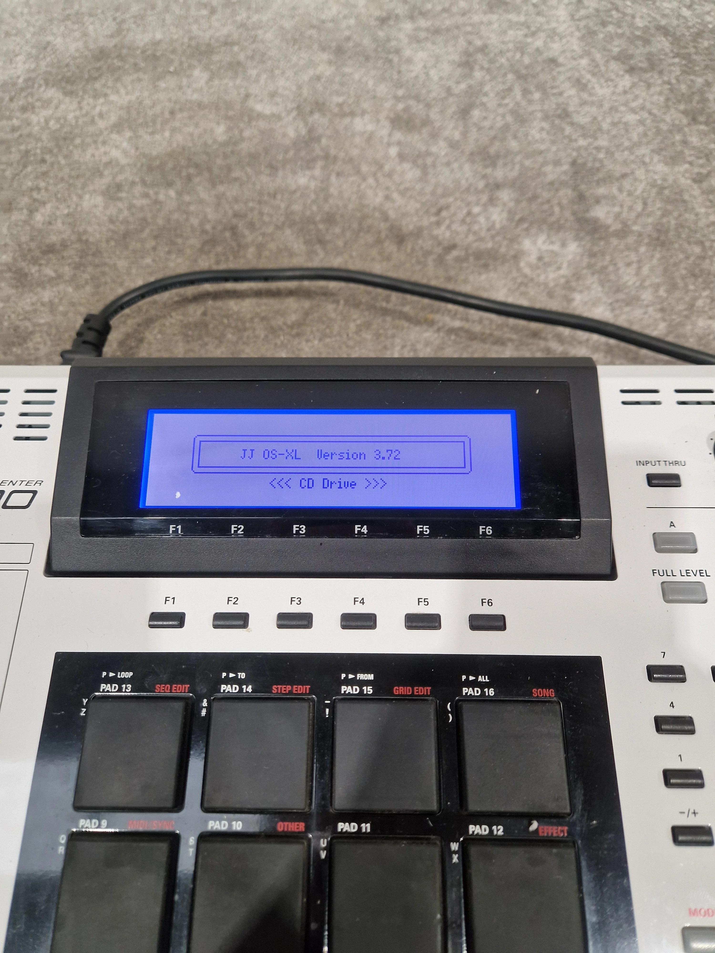 Akai MPC 2500 Special Edition - Professional Music Production Station - Excellent w/ Original Box & Power Supply - Image 10