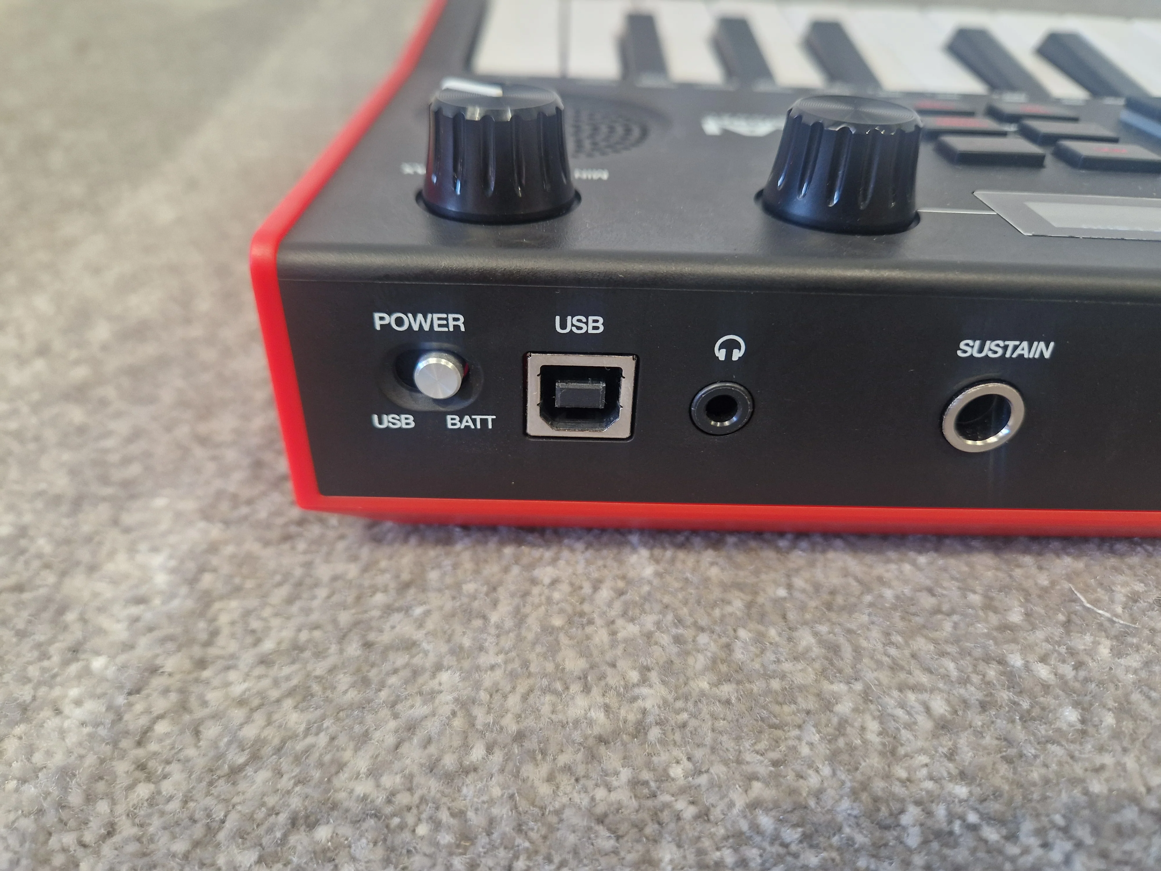 Akai MPK Mini Play – Compact MIDI Controller w/ Built-In Sounds – Excellent w/ Case - Image 3
