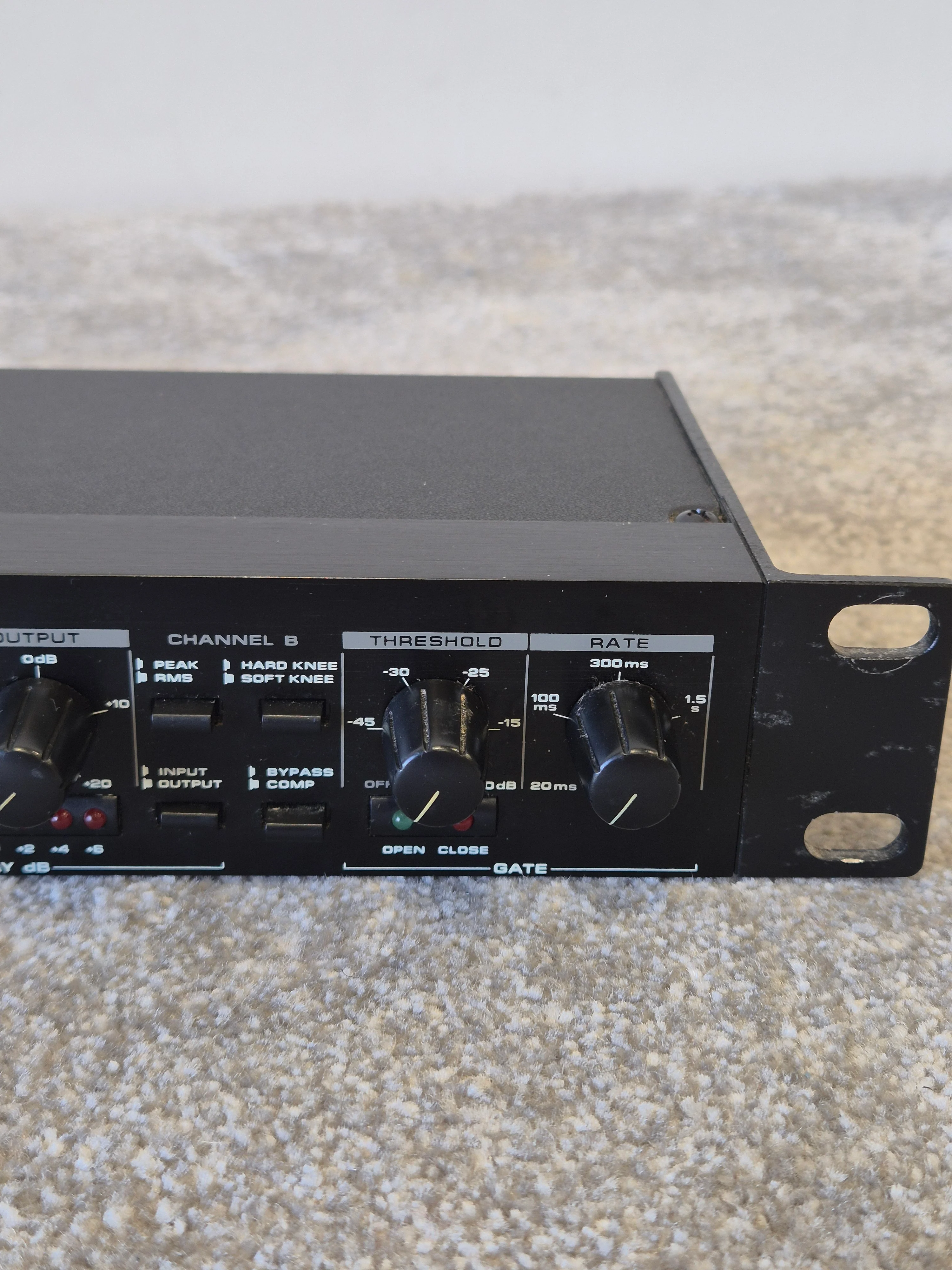 Alesis 3630 Compressor - Dual-Channel Compressor/Limiter w/ Original Box - Image 5