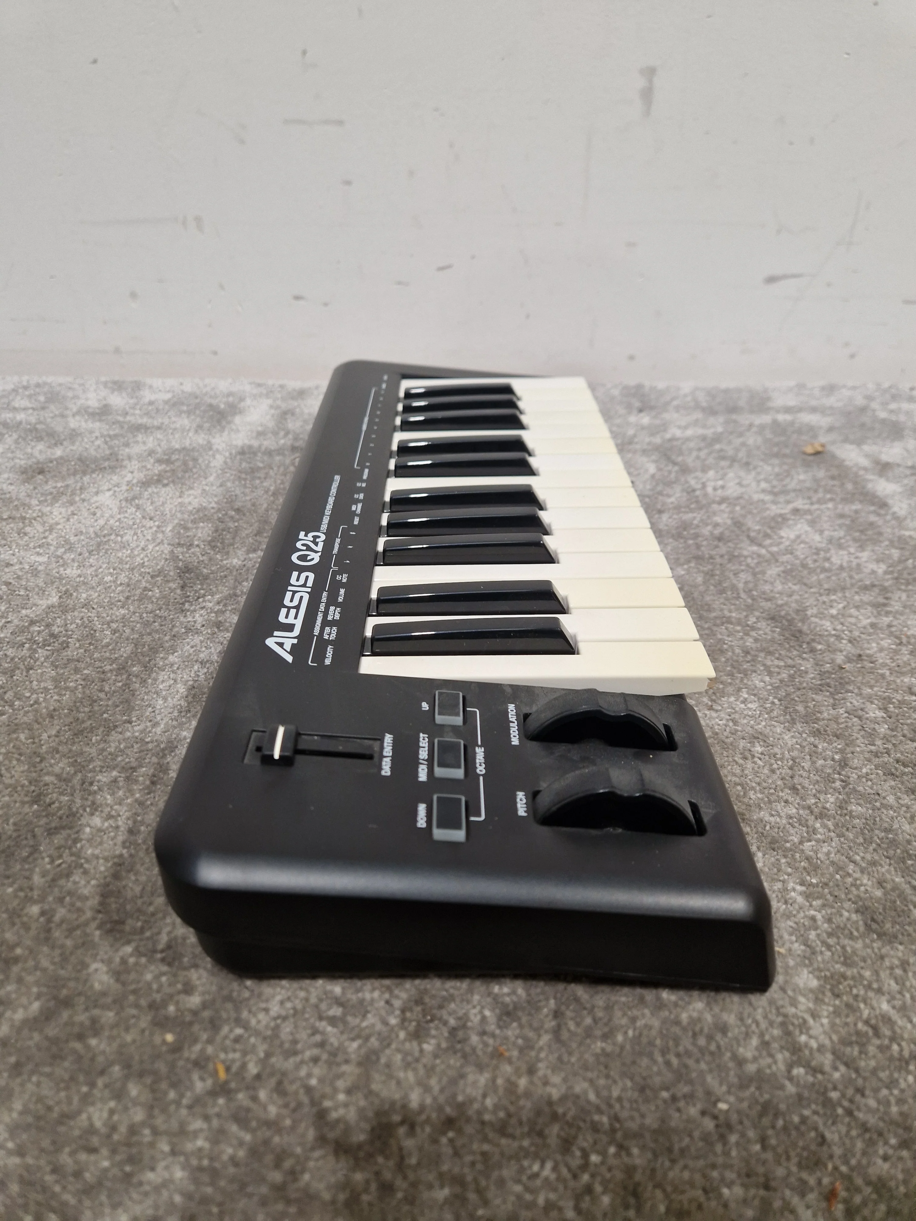 Alesis Q25 - 25-Key MIDI Keyboard Controller - Black - Good - Image 11