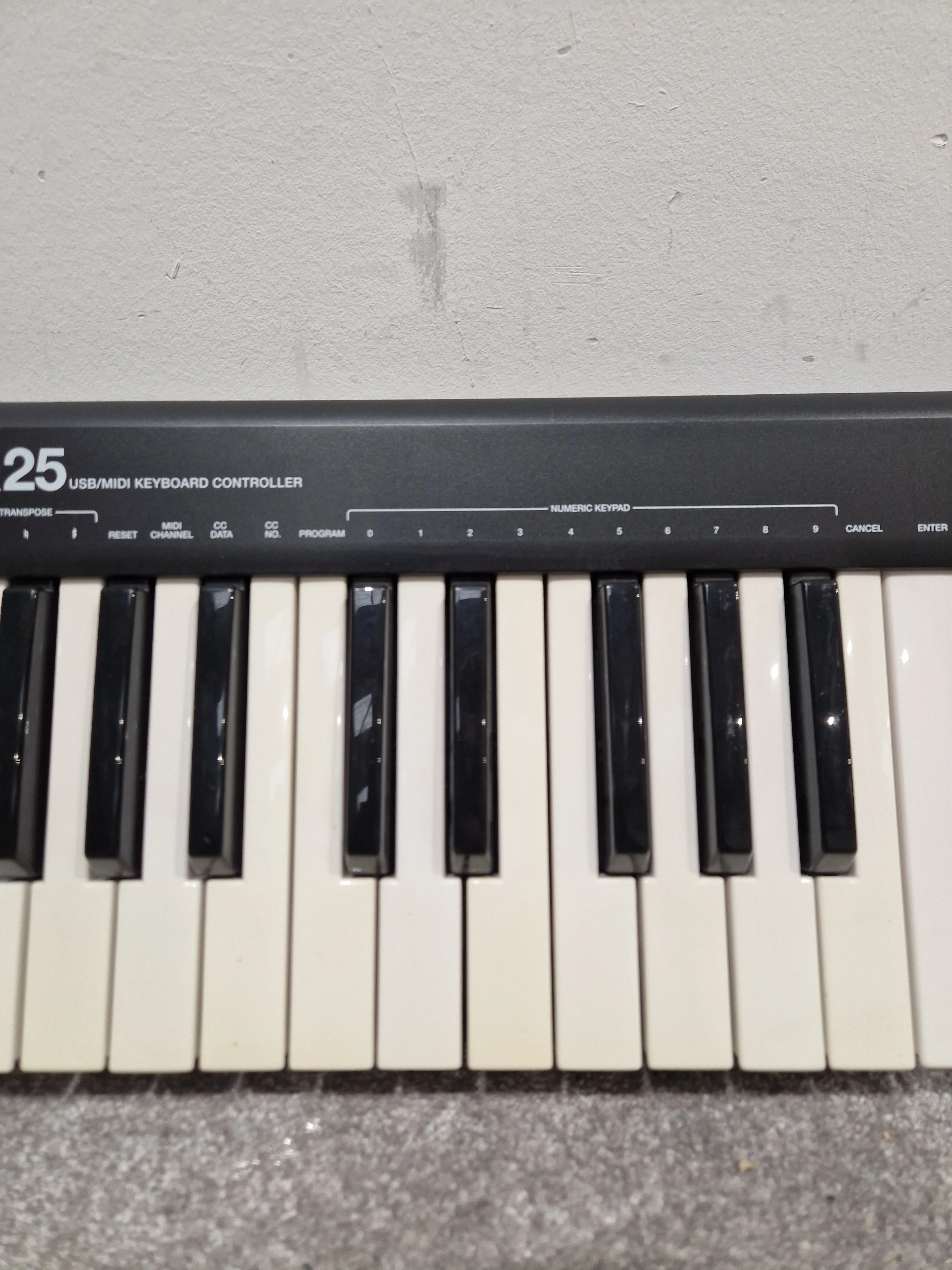 Alesis Q25 - 25-Key MIDI Keyboard Controller - Black - Good - Image 2