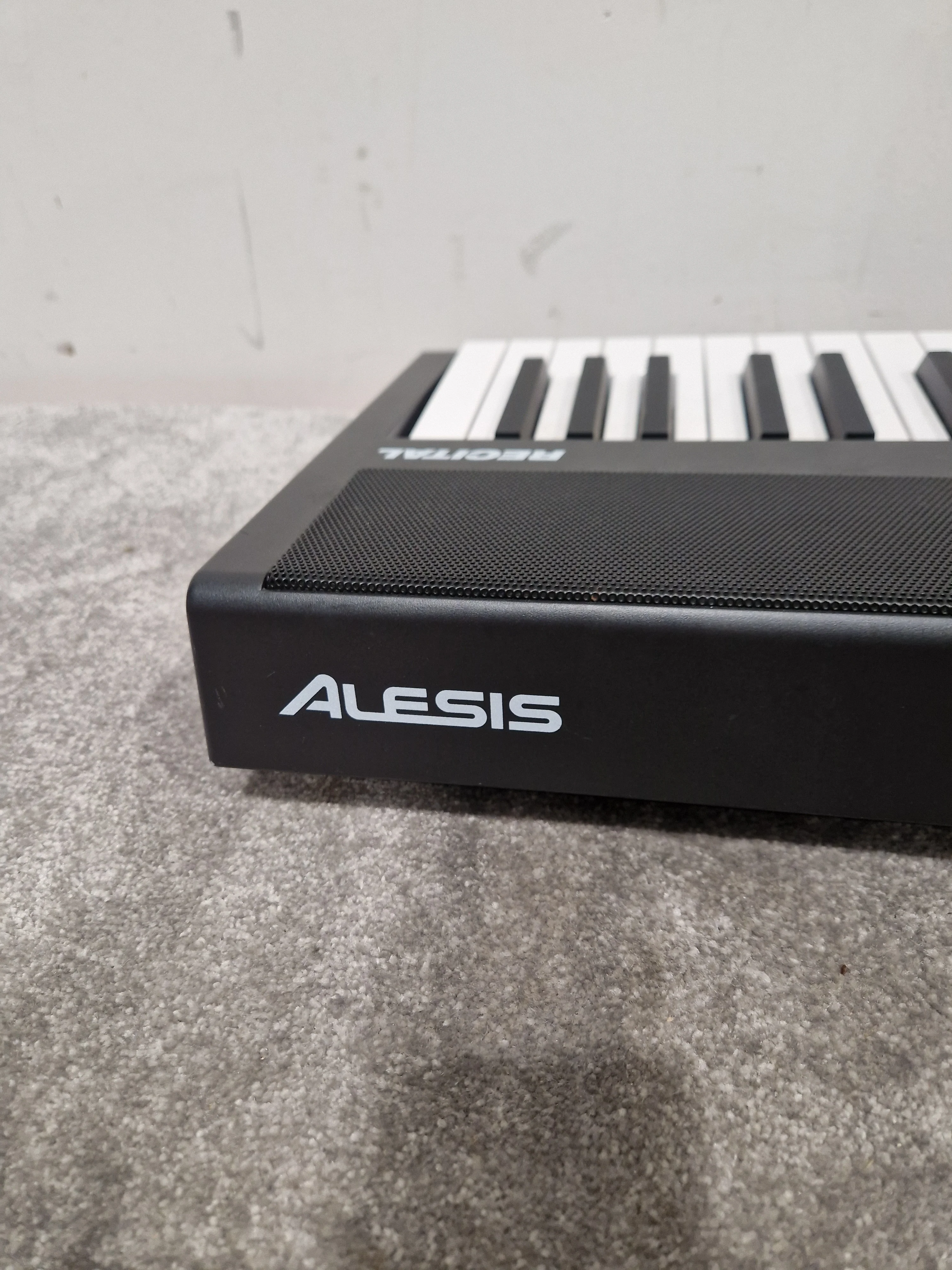 Alesis Recital - Digital Piano - 88-Key - Excellent w/ Power Supply & Pedal - Image 4