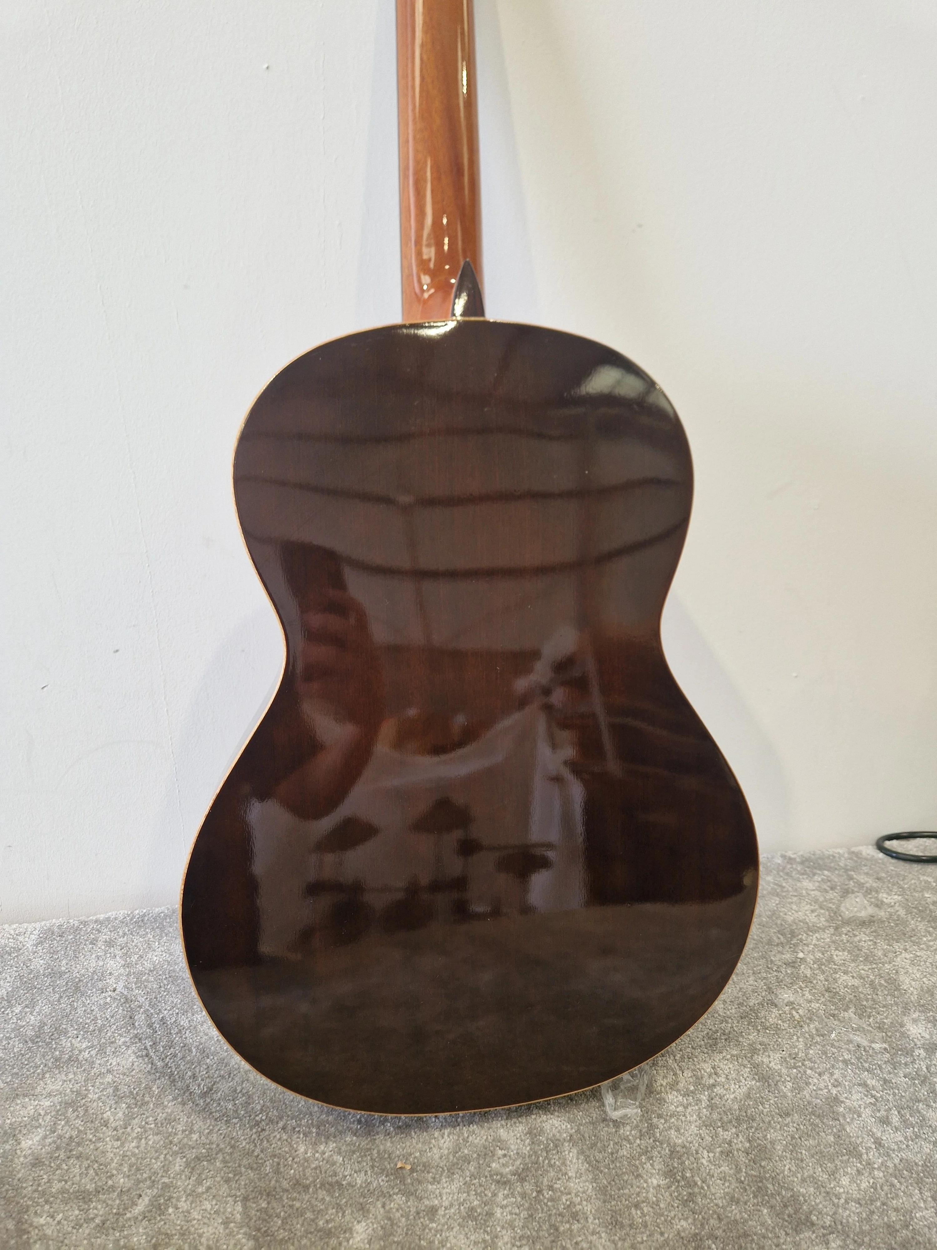 Alhambra 3C Classical Guitar – Solid Cedar Top & Mahogany Back – Excellent - Image 3