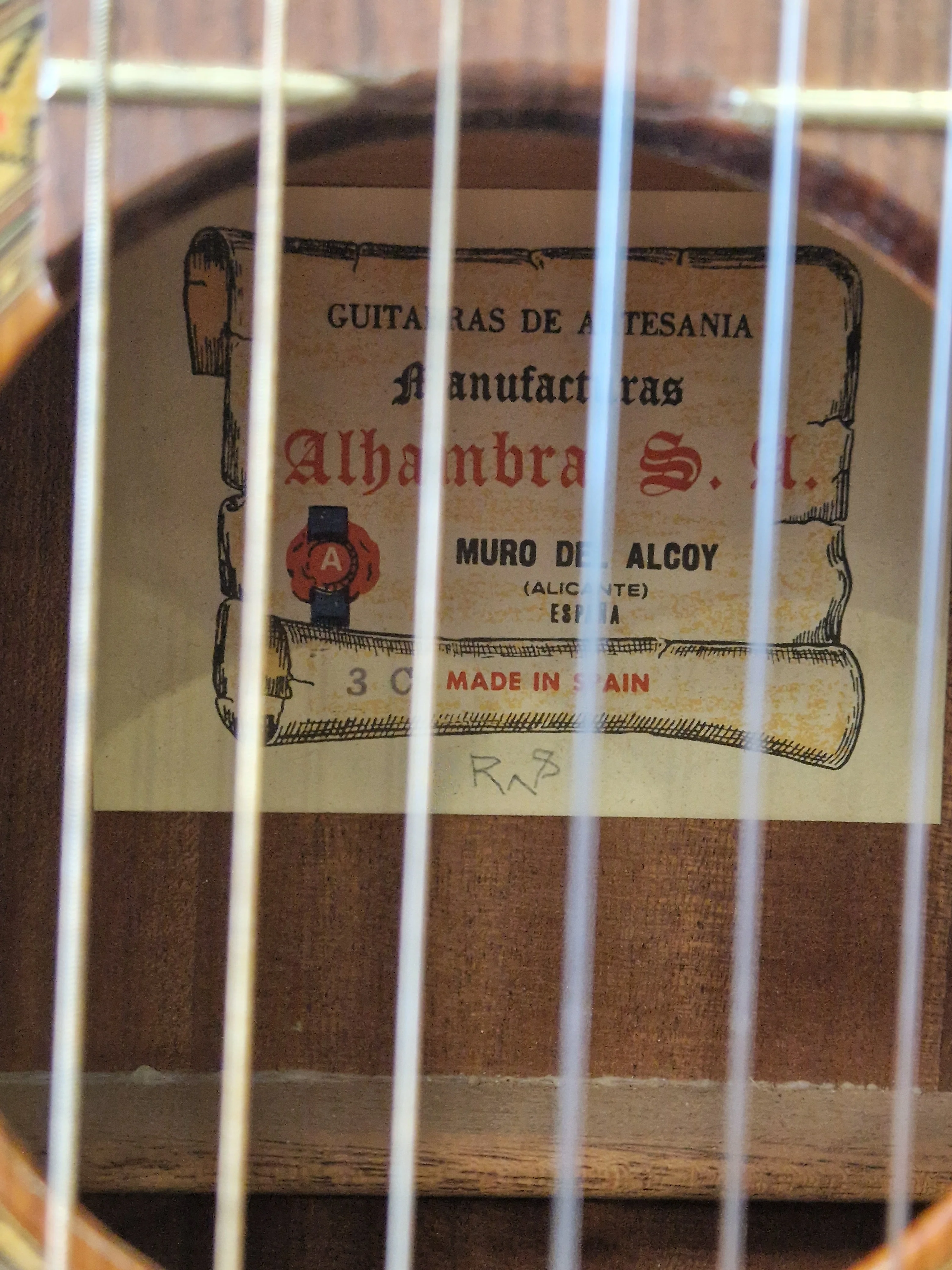 Alhambra 3C Classical Guitar – Solid Cedar Top & Mahogany Back – Excellent - Image 4