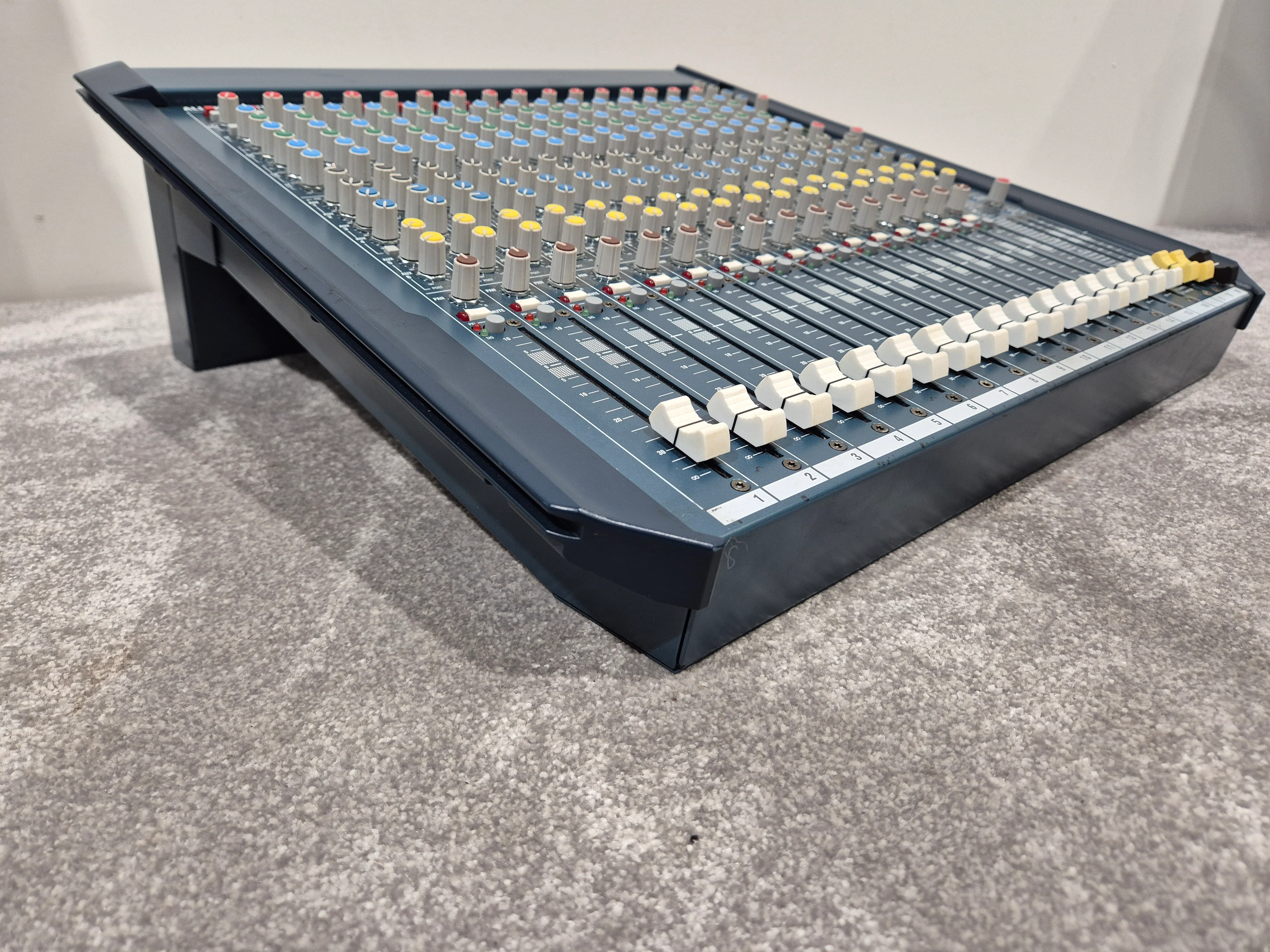 Allen & Heath Mix Wizard WZ3 16:2 - Professional Analog Mixer w/ Flight Case - Image 4