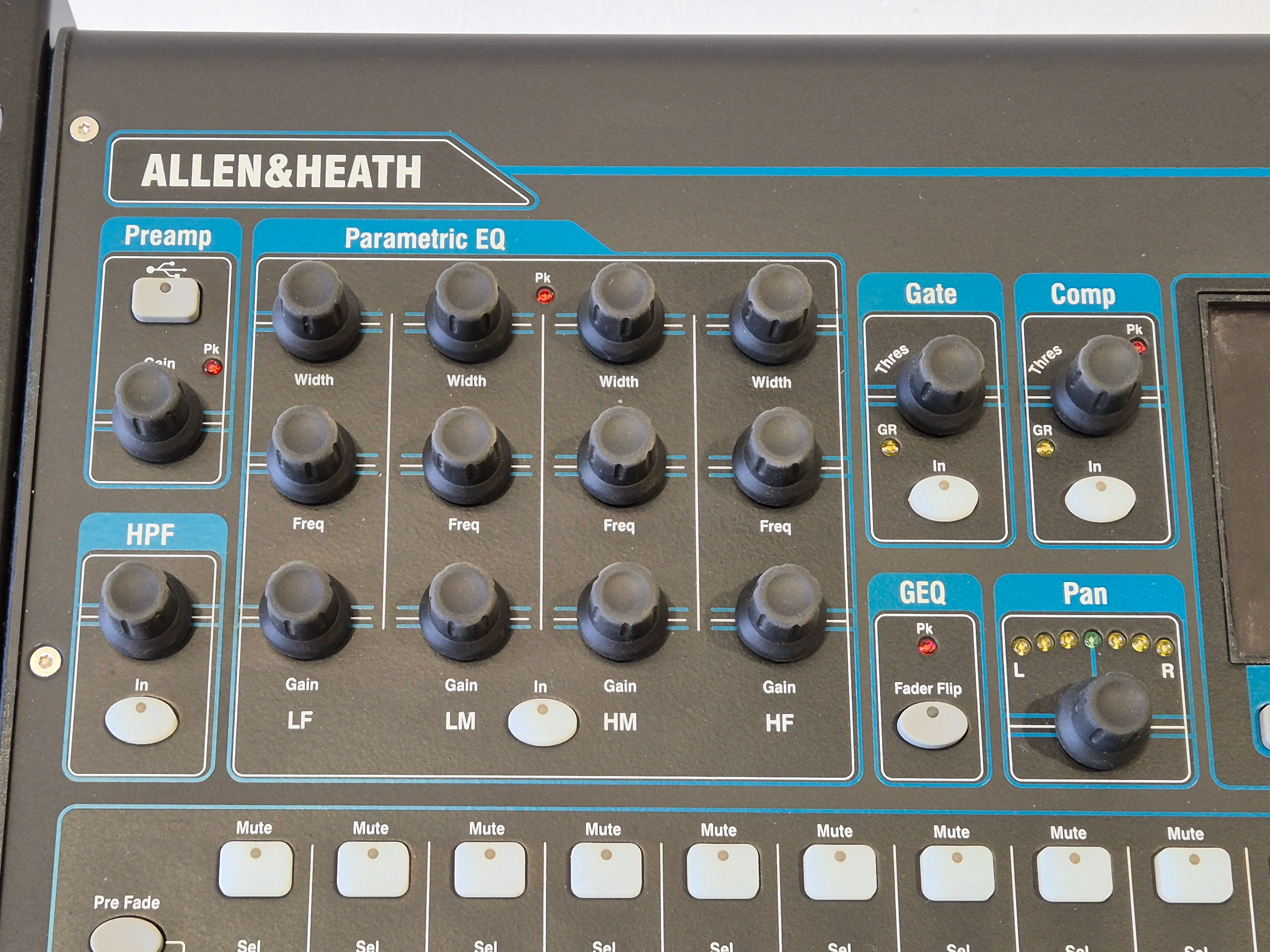Allen & Heath Qu-16 - Compact 16-Channel Digital Mixer w/ Flight Case - Image 3