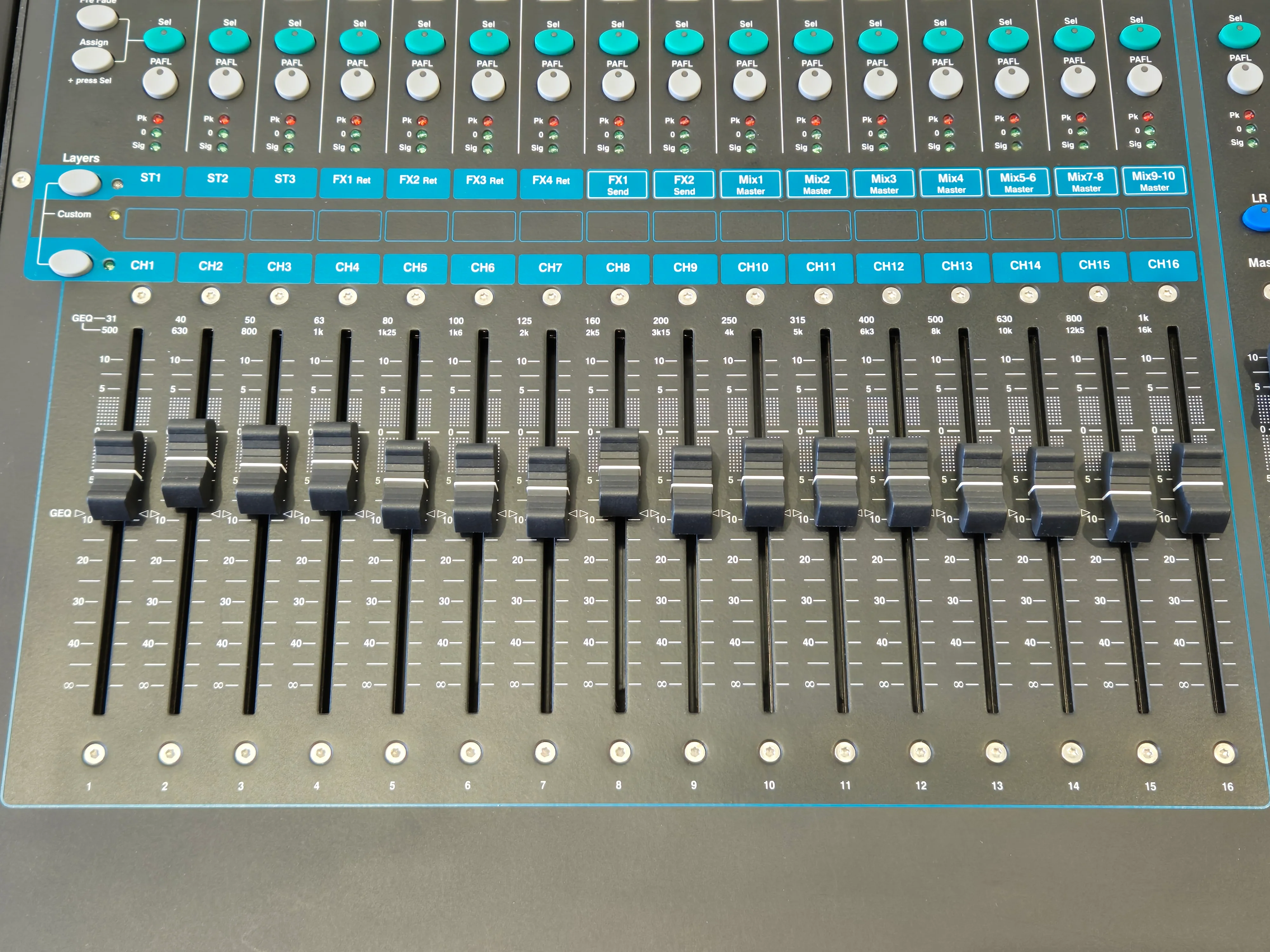 Allen & Heath Qu-16 - Compact 16-Channel Digital Mixer w/ Flight Case - Image 4