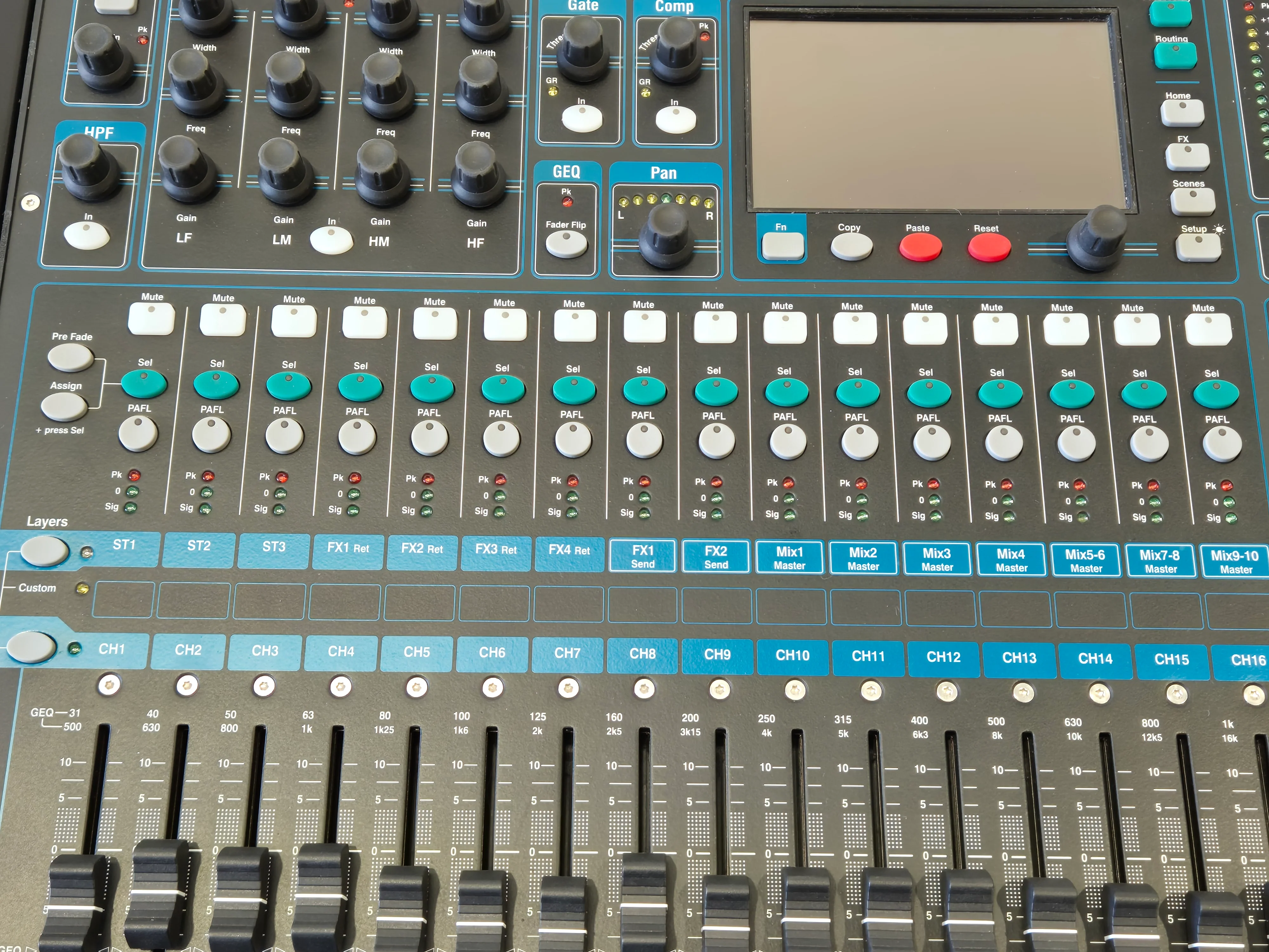 Allen & Heath Qu-16 - Compact 16-Channel Digital Mixer w/ Flight Case - Image 5