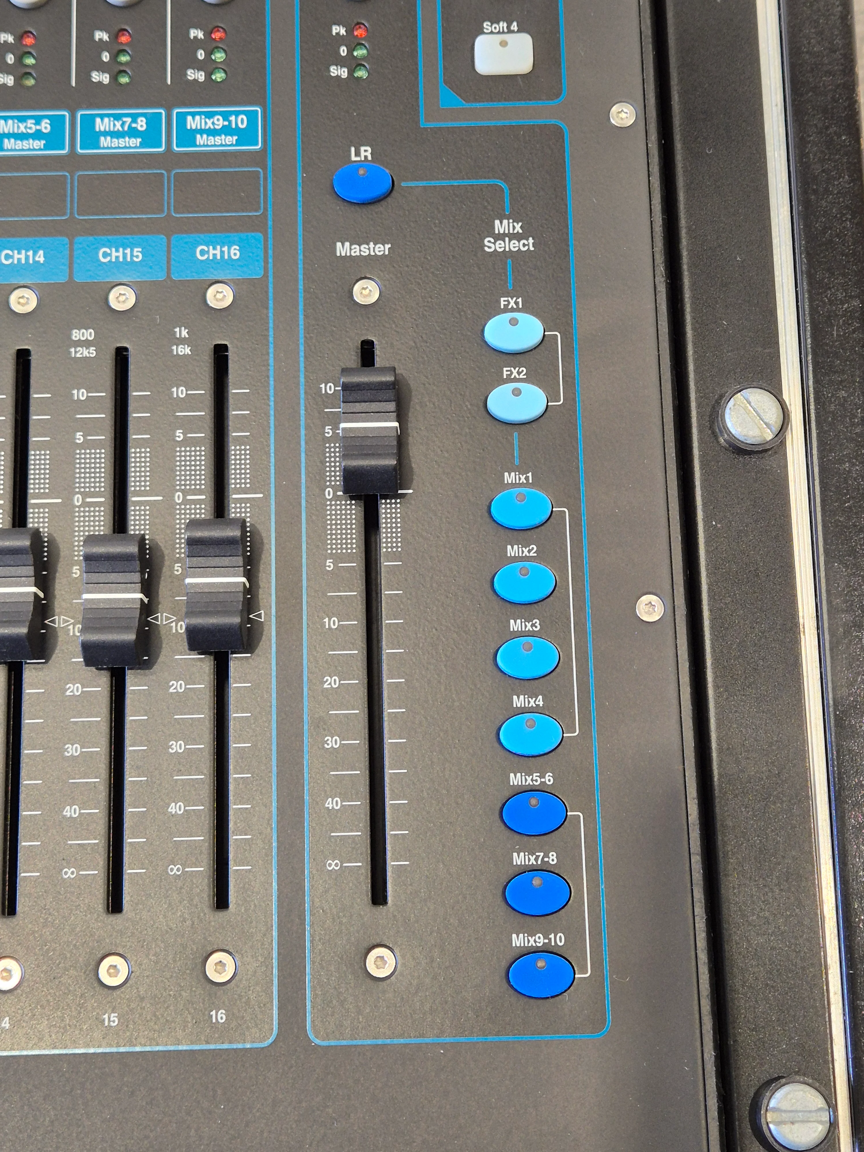 Allen & Heath Qu-16 - Compact 16-Channel Digital Mixer w/ Flight Case - Image 6