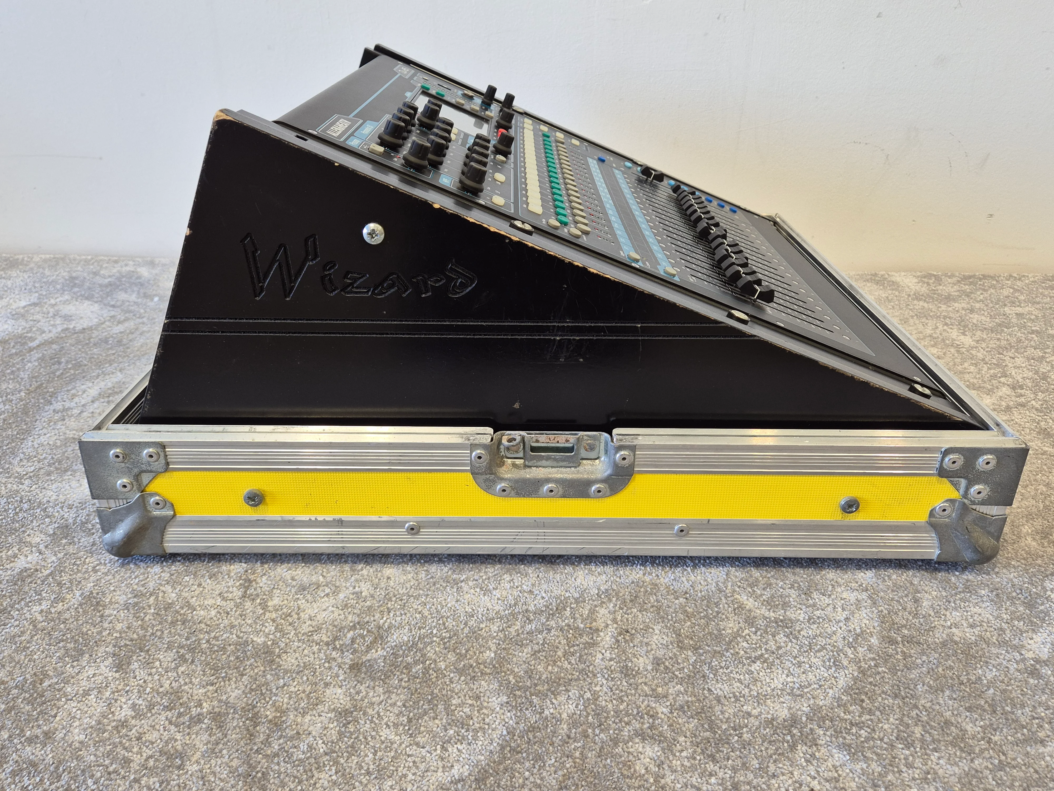Allen & Heath Qu-16 - Compact 16-Channel Digital Mixer w/ Flight Case - Image 9