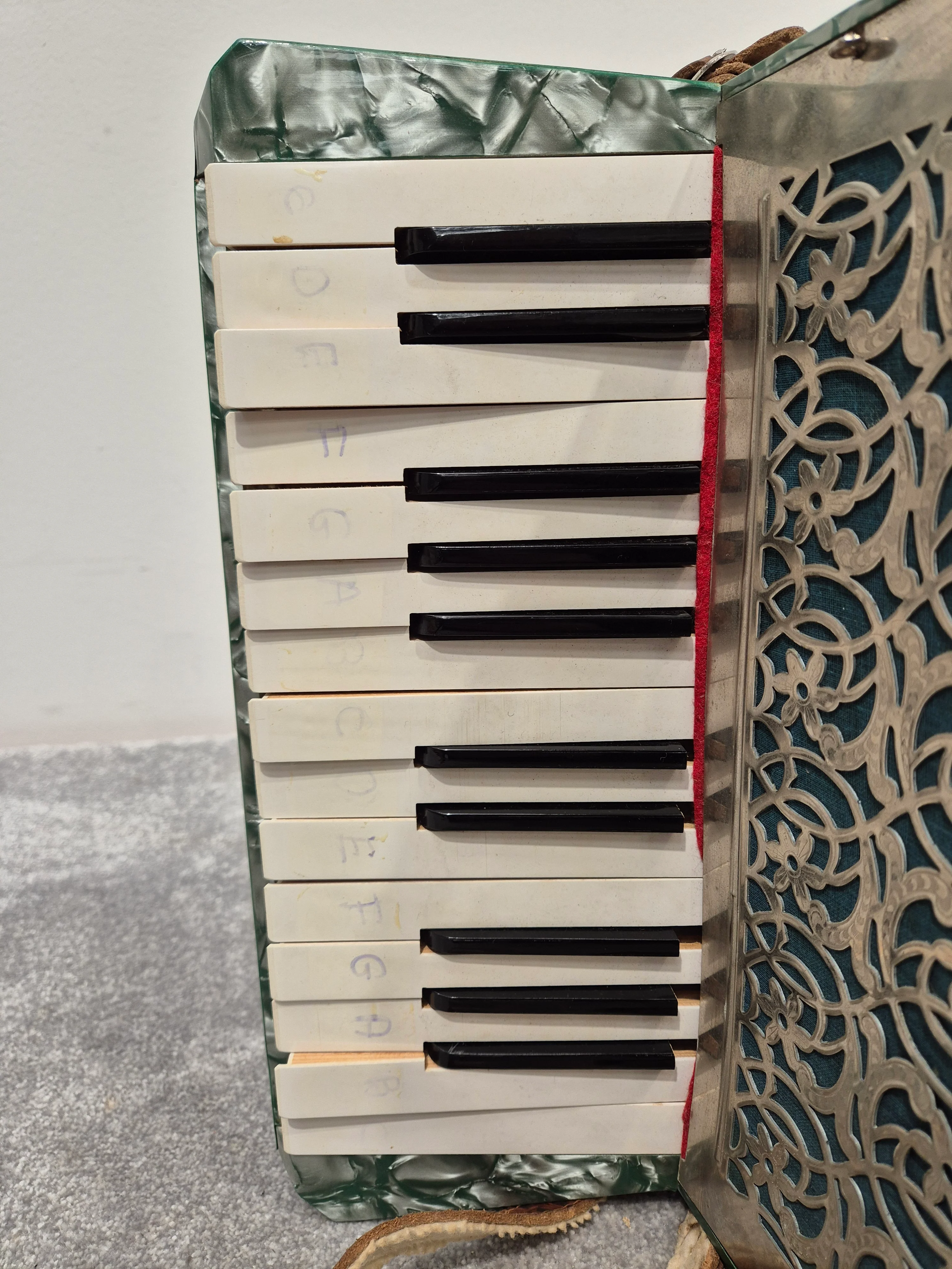 Alvari Accordion - 25-key Accordion w/ Hard Case - Image 4