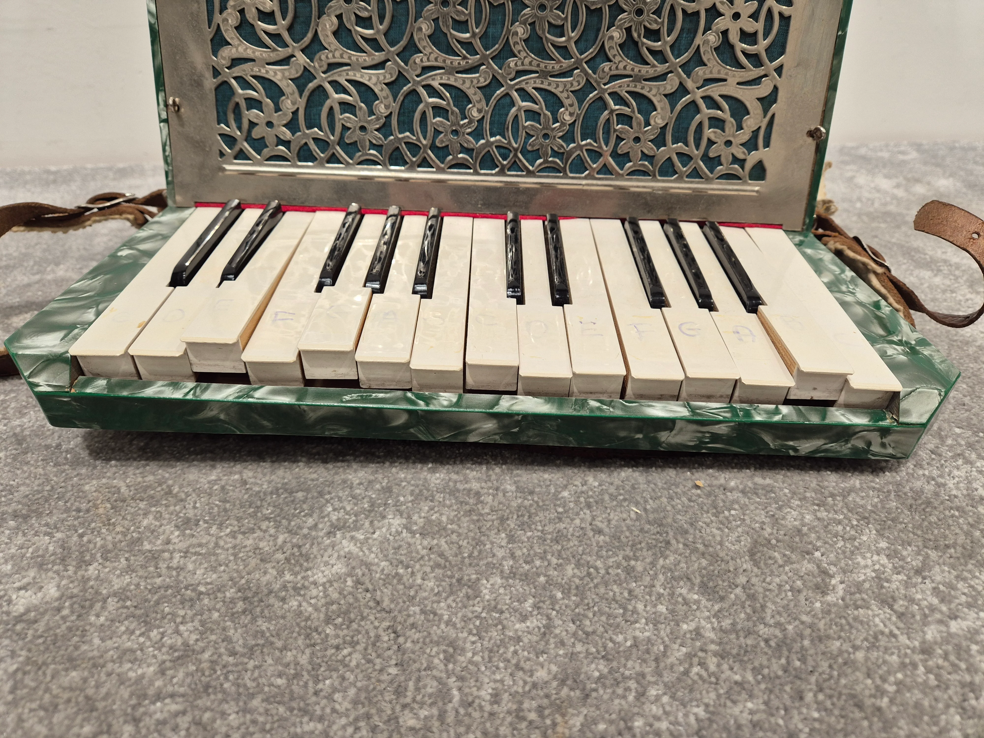 Alvari Accordion - 25-key Accordion w/ Hard Case - Image 5