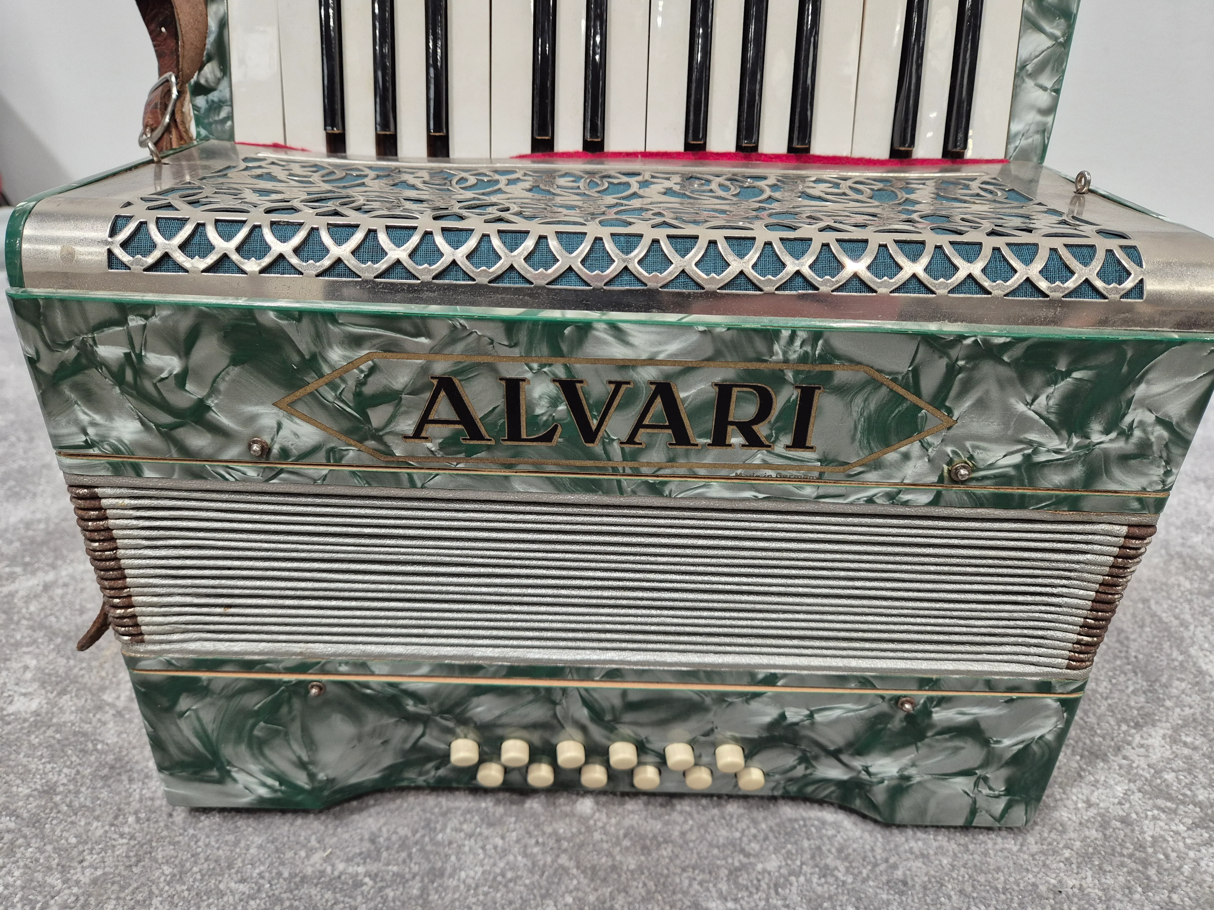 Alvari Accordion - 25-key Accordion w/ Hard Case - Image 8
