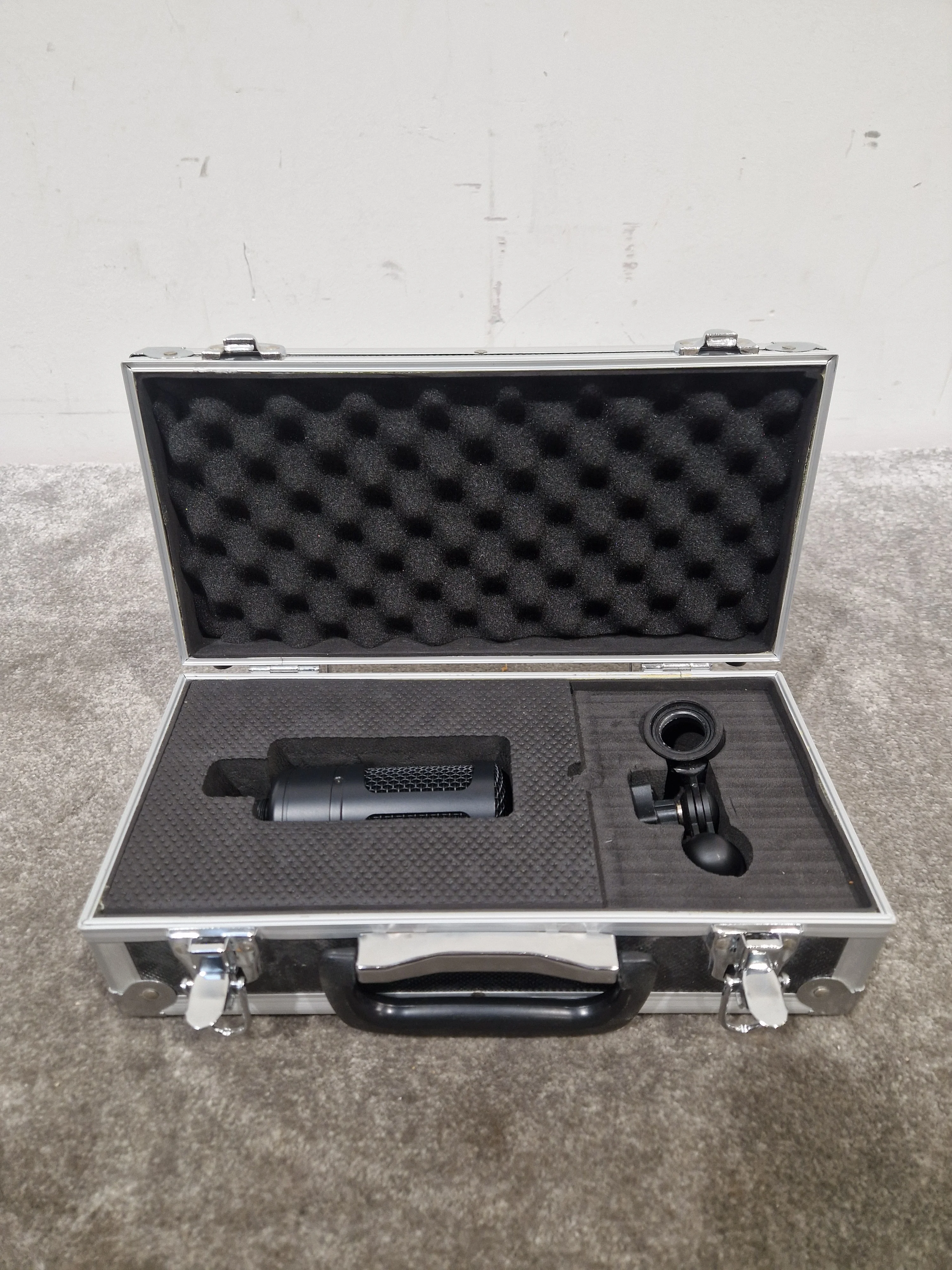 Antelope Audio Edge Solo Condenser Microphone - Premium Sound Quality - Excellent w/ Hard Case - Image 6
