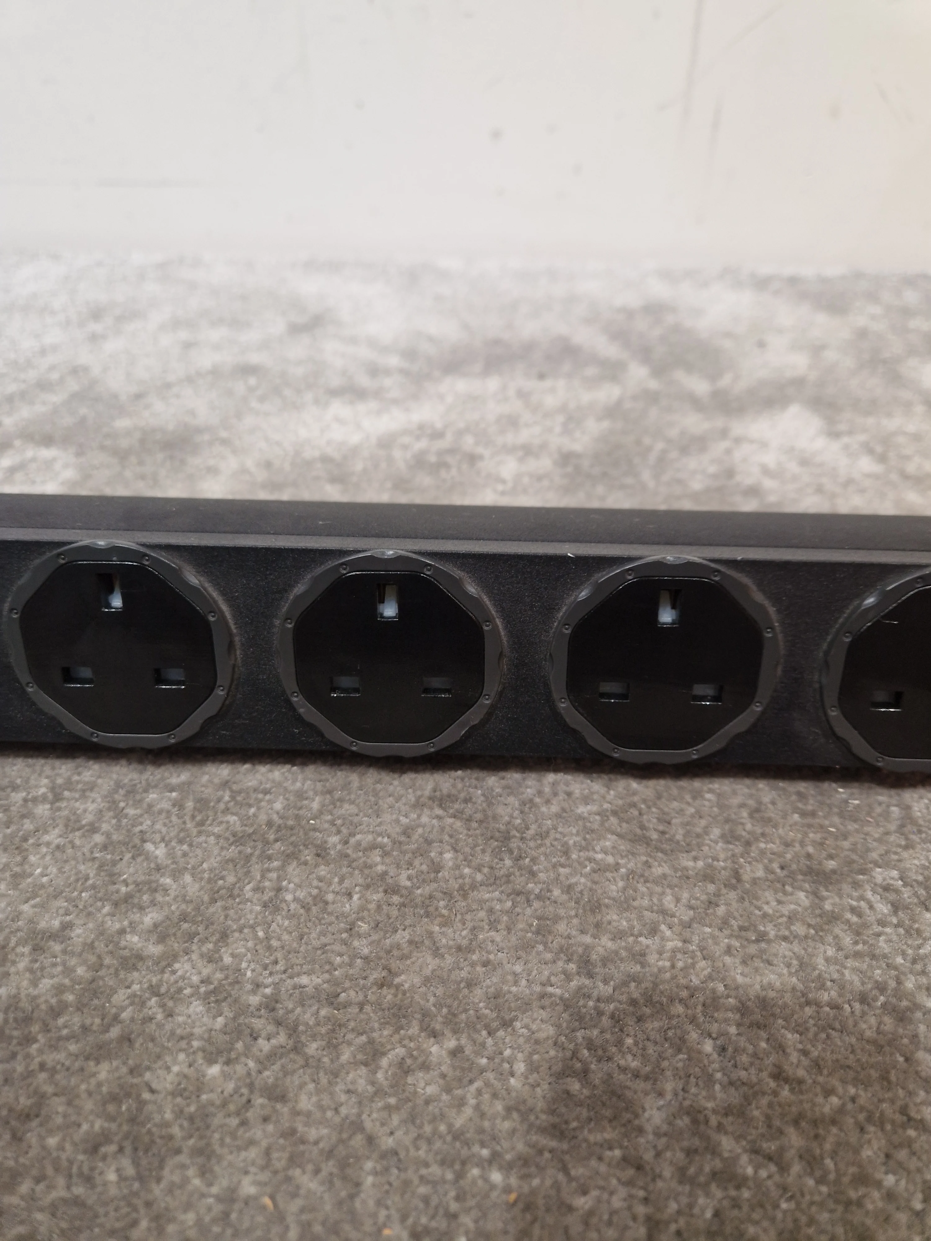 Aphel Limited MM3 19 Inch 3 Metres SWN-5W N Extension Lead 5 Gang - Heavy-Duty Power Strip - Excellent - Image 3
