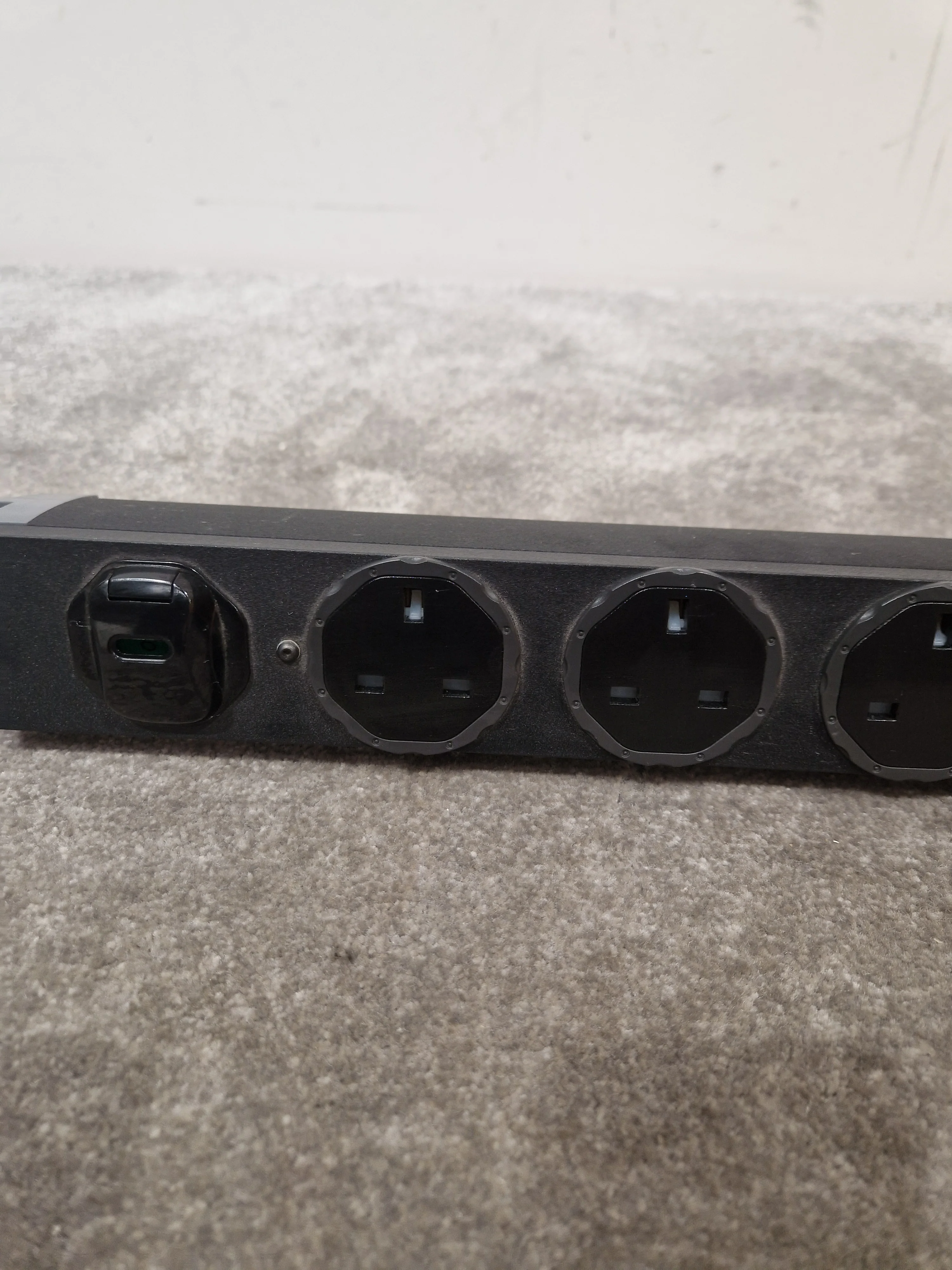 Aphel Limited MM3 19 Inch 3 Metres SWN-5W N Extension Lead 5 Gang - Heavy-Duty Power Strip - Excellent - Image 4