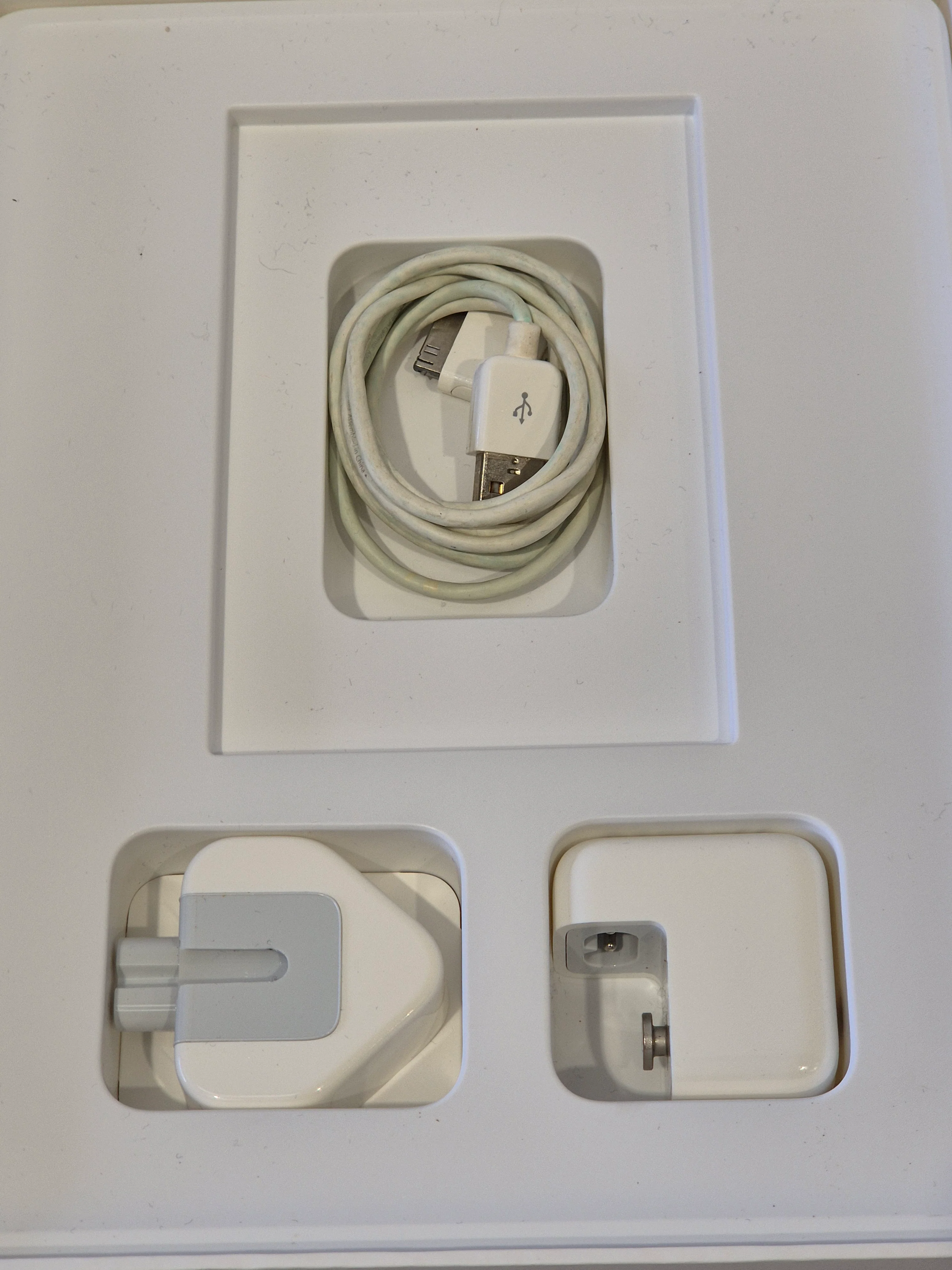 Apple iPad 2nd Gen - 9.7-inch 32GB w/ Original Box - Image 2