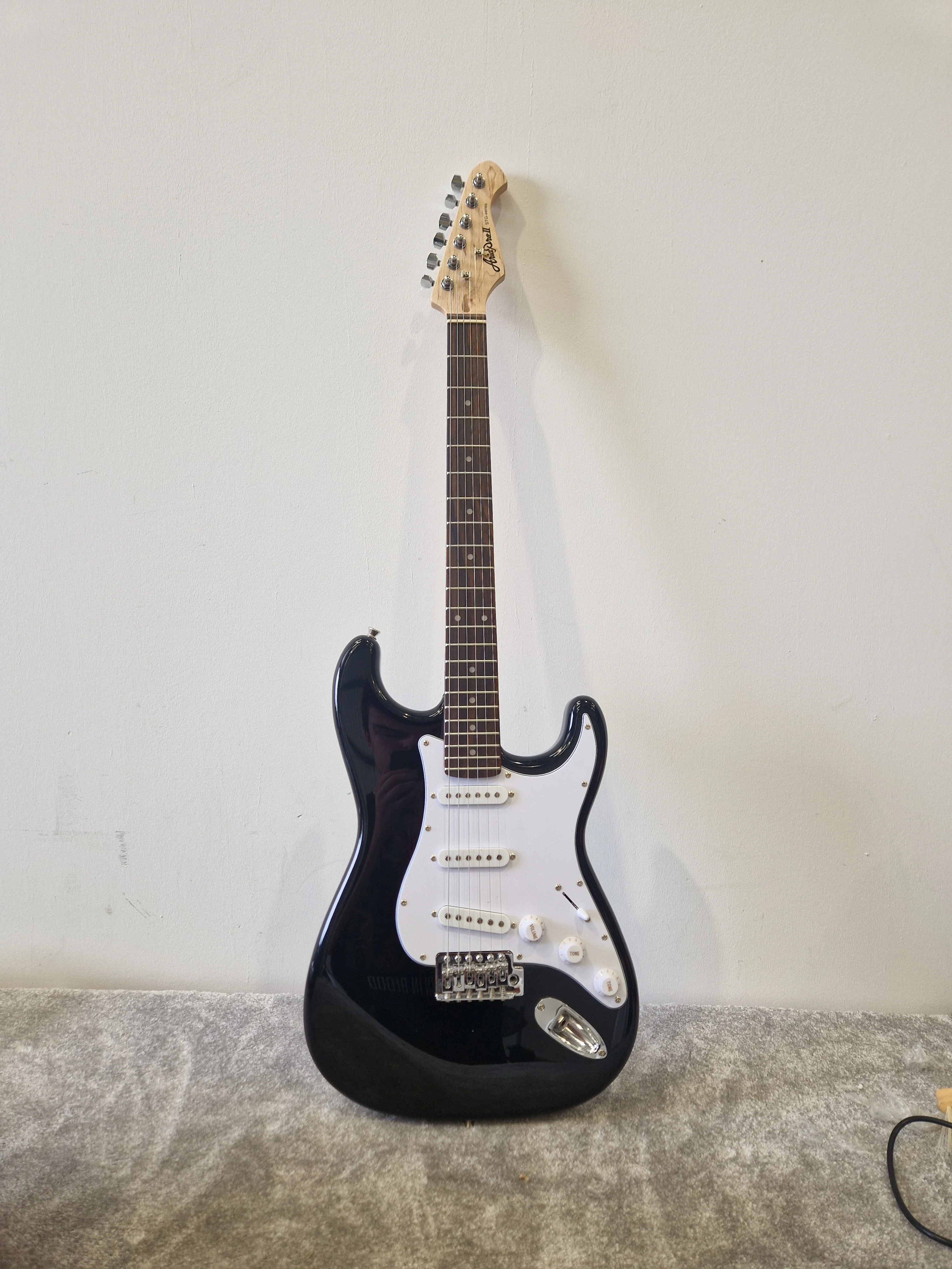 Aria Pro II STG-003 Electric Guitar – SSS Pickup Layout & Maple Neck – Excellent - Image 2