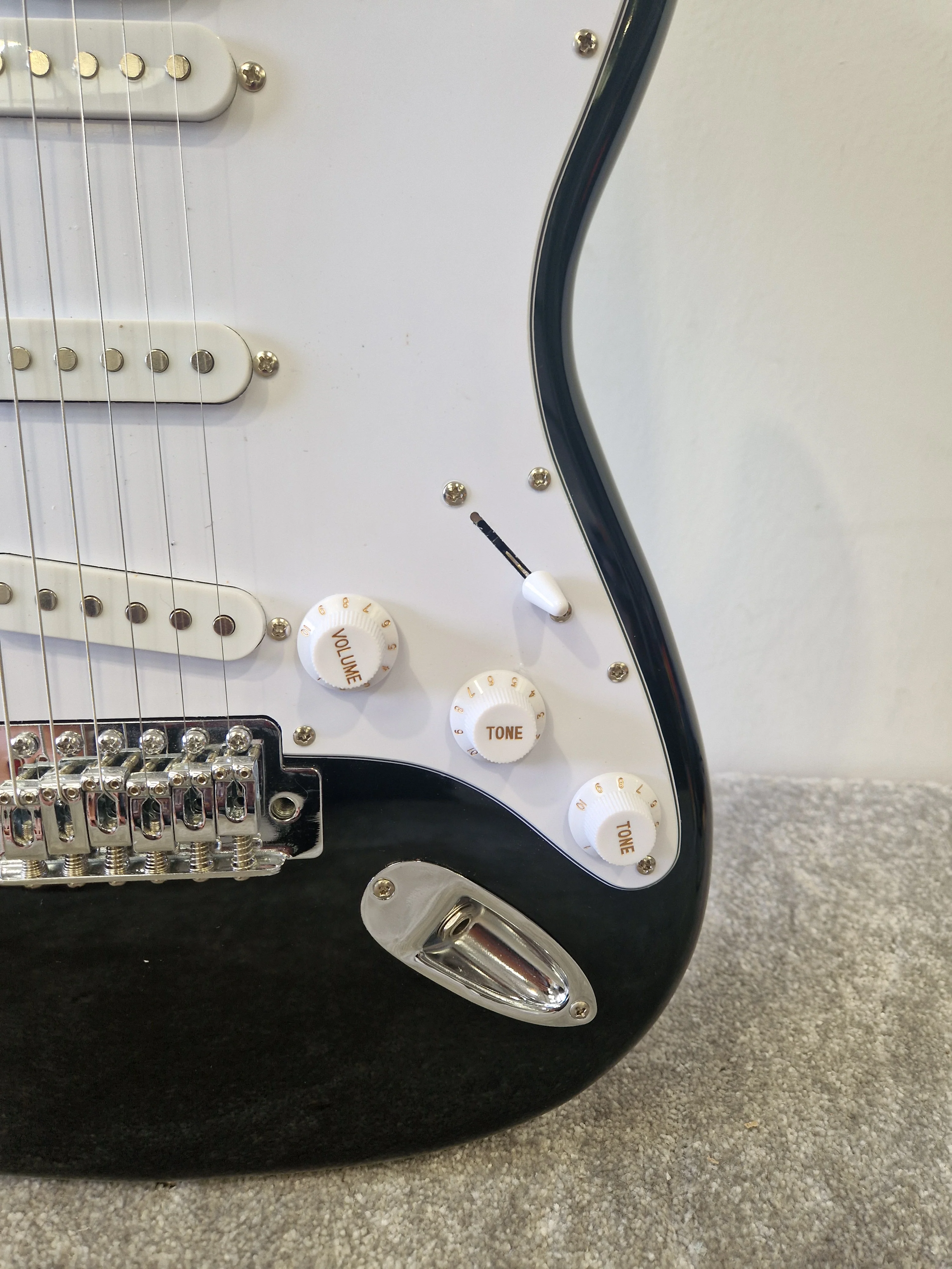 Aria Pro II STG-003 Electric Guitar – SSS Pickup Layout & Maple Neck – Excellent - Image 3