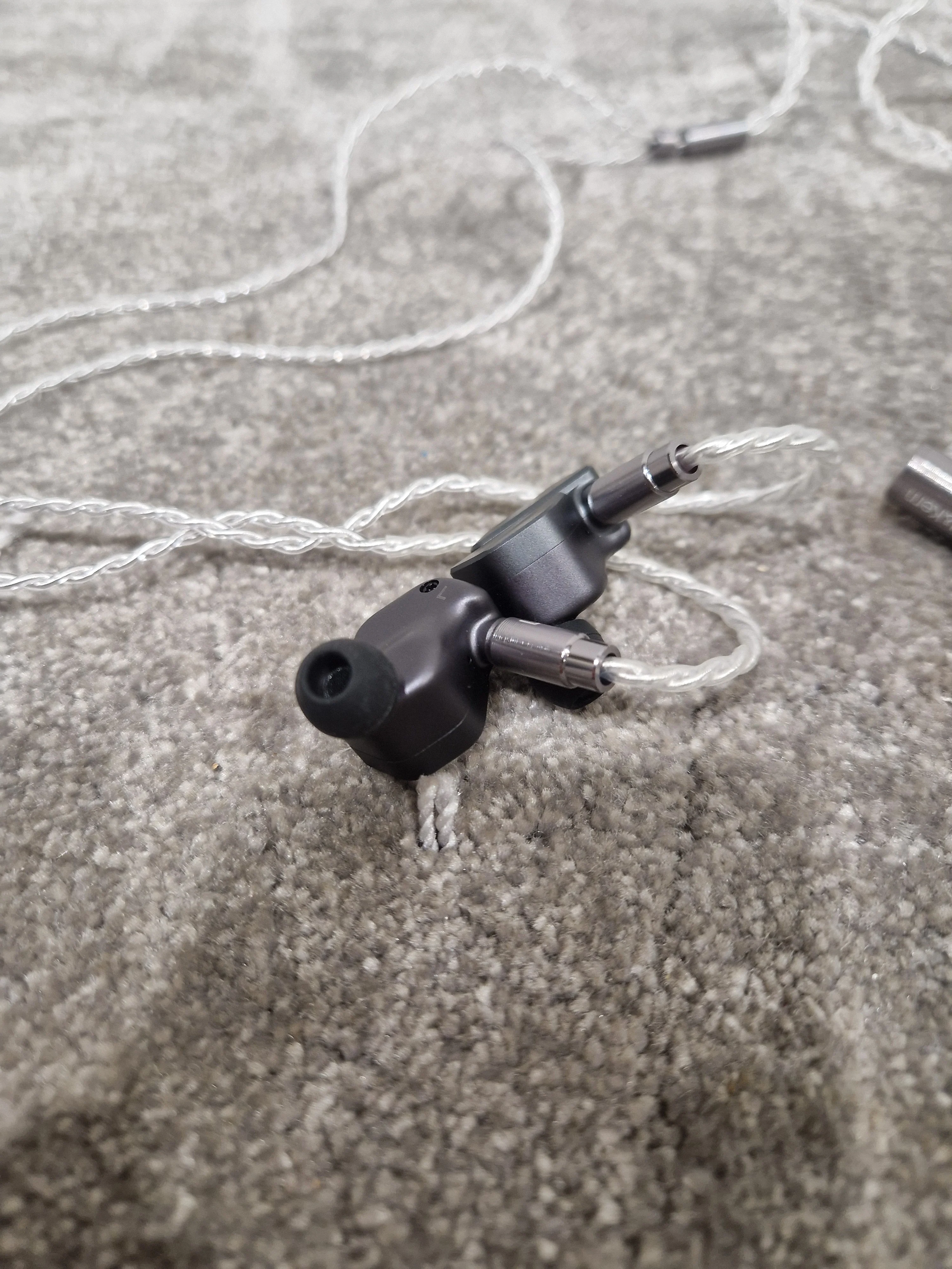 Astell&kern AK ZERO2 In-Ear Monitors - Audiophile Sound - Excellent w/ Original Box & Hard Case - Image 4