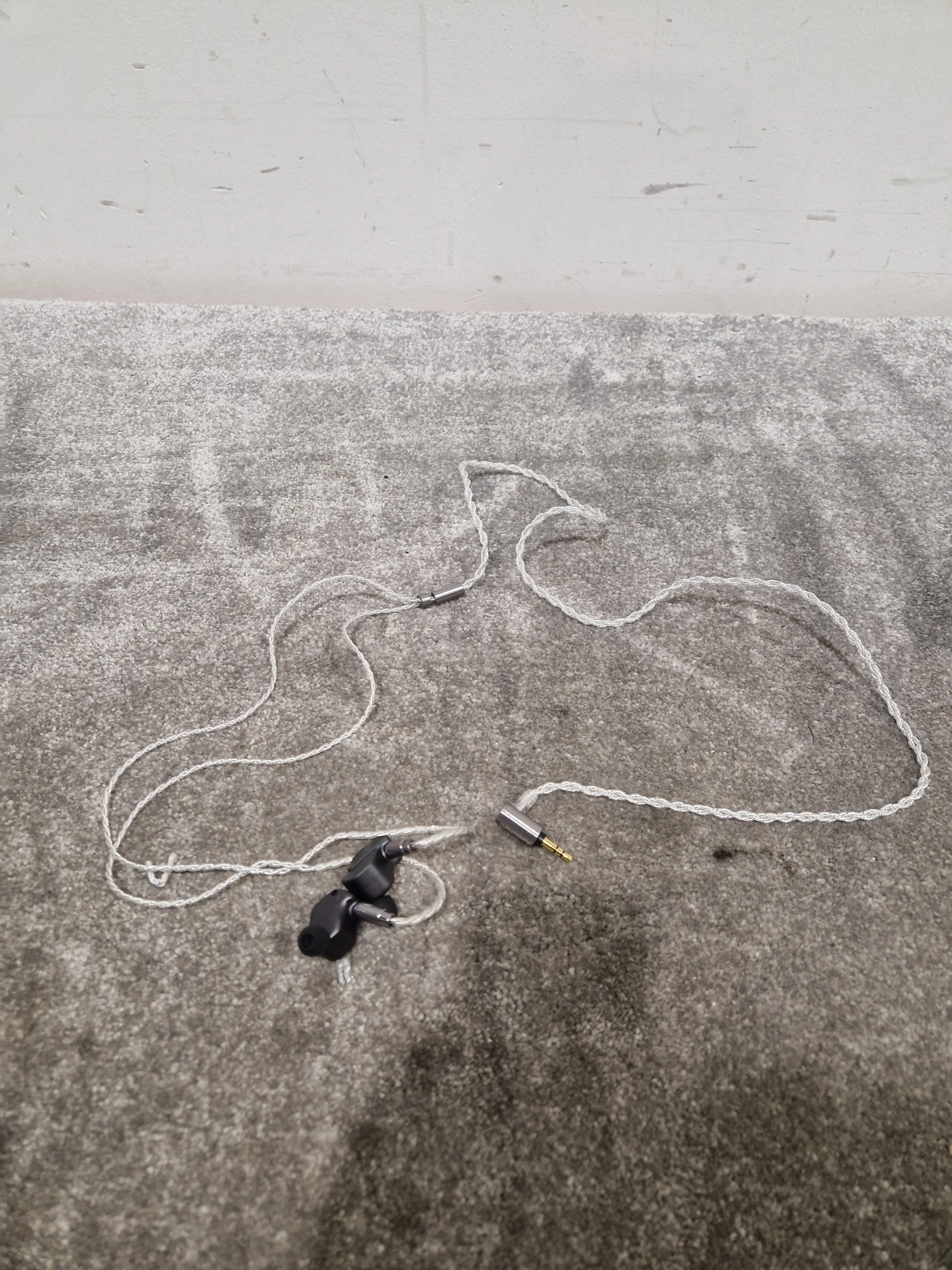 Astell&kern AK ZERO2 In-Ear Monitors - Audiophile Sound - Excellent w/ Original Box & Hard Case - Image 8