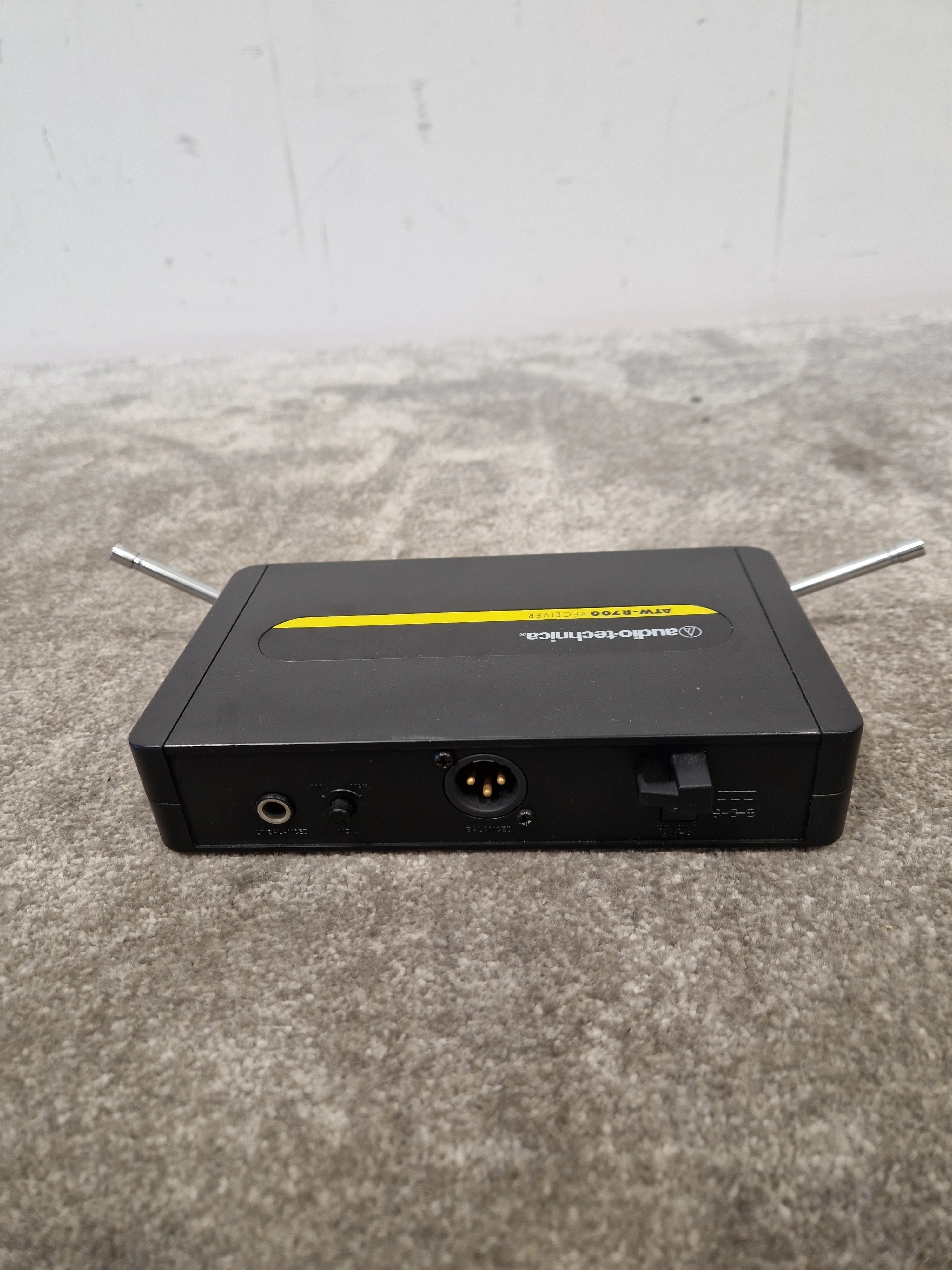 Audio-Technica ATW-R700 – UHF Wireless Microphone System – Excellent w/ Power Supply & Hard Case - Image 10