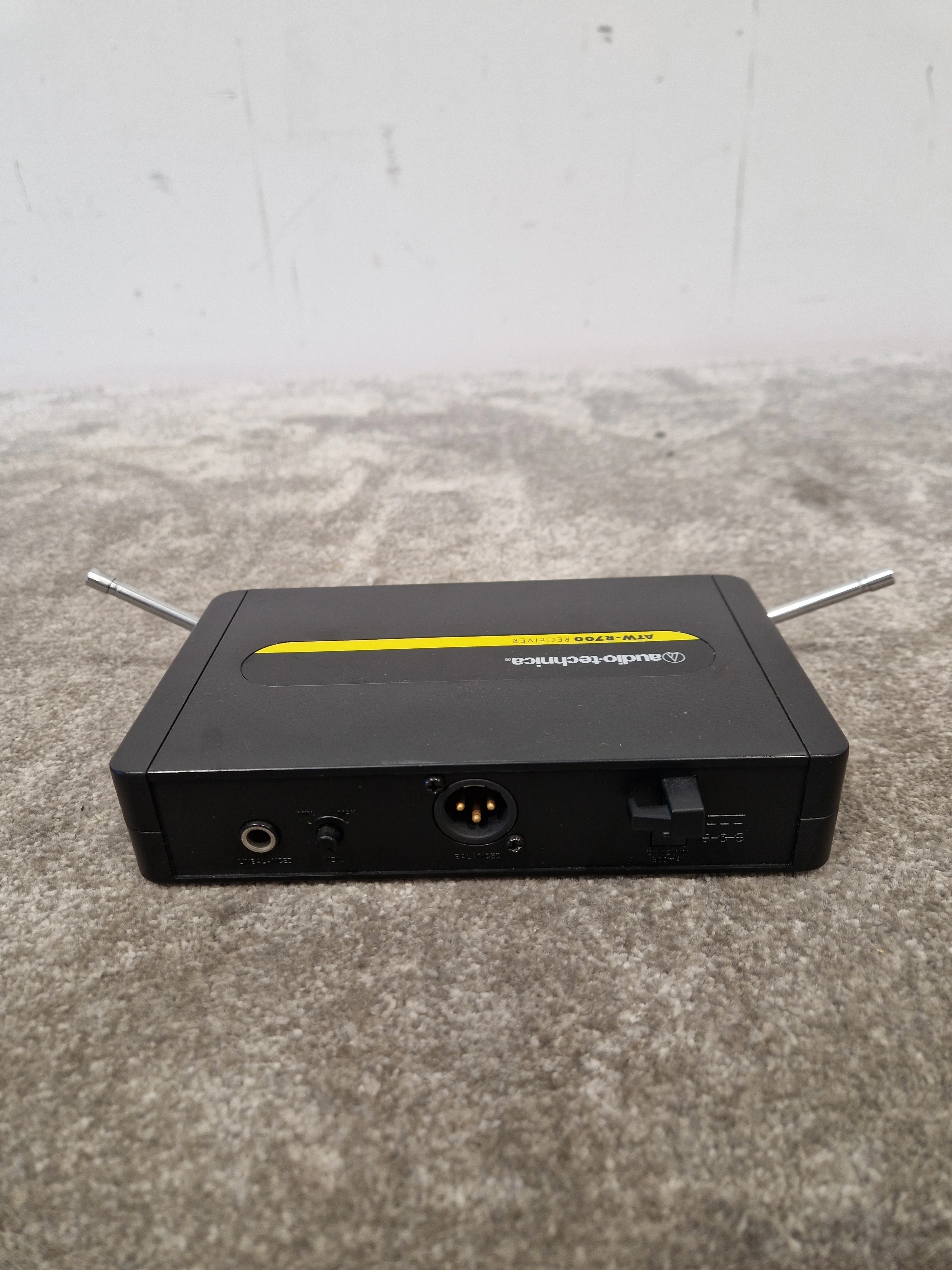 Audio-Technica ATW-R700 – UHF Wireless Microphone System – Excellent w/ Power Supply & Hard Case - Image 11