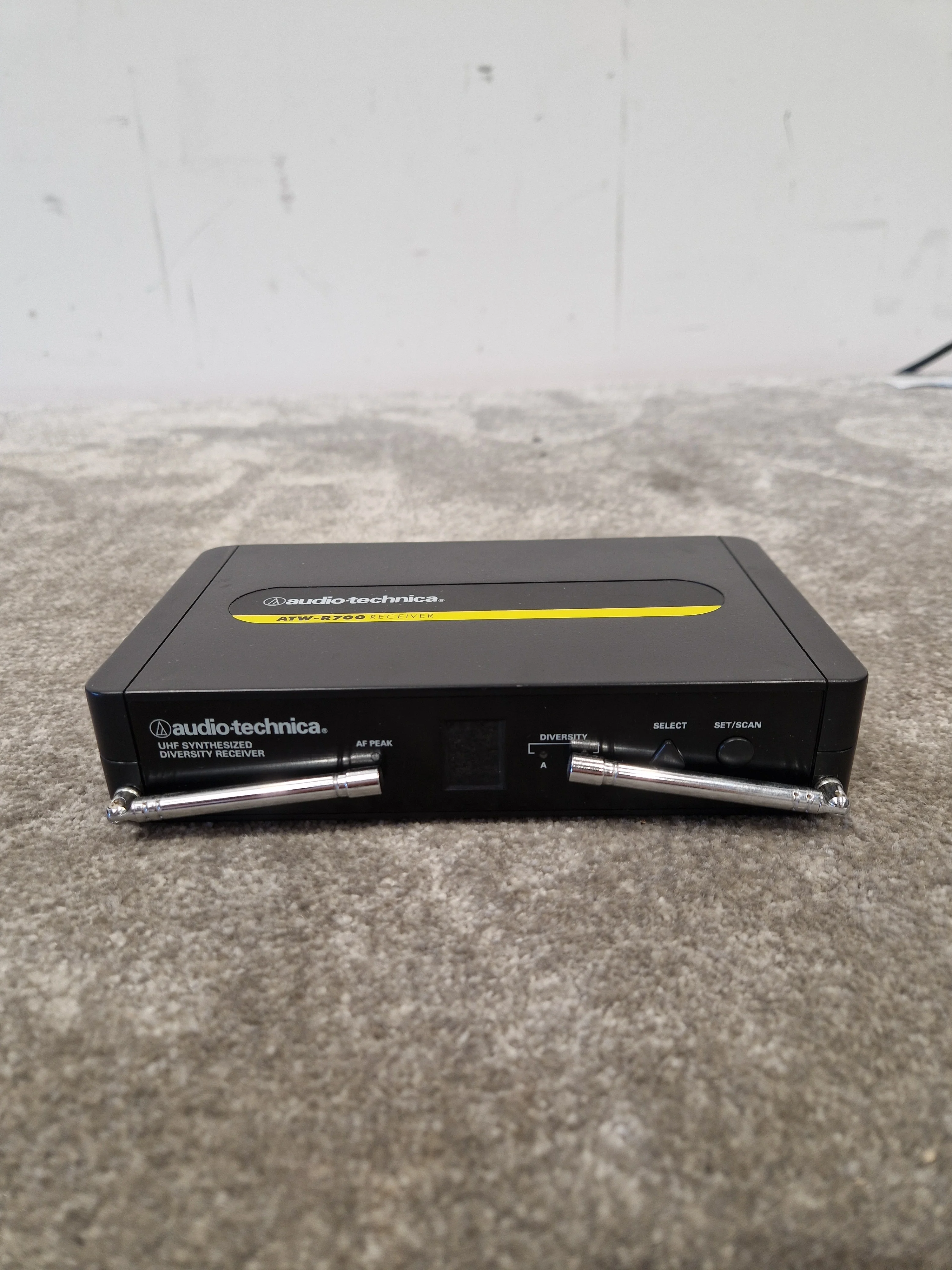 Audio-Technica ATW-R700 – UHF Wireless Microphone System – Excellent w/ Power Supply & Hard Case - Image 2