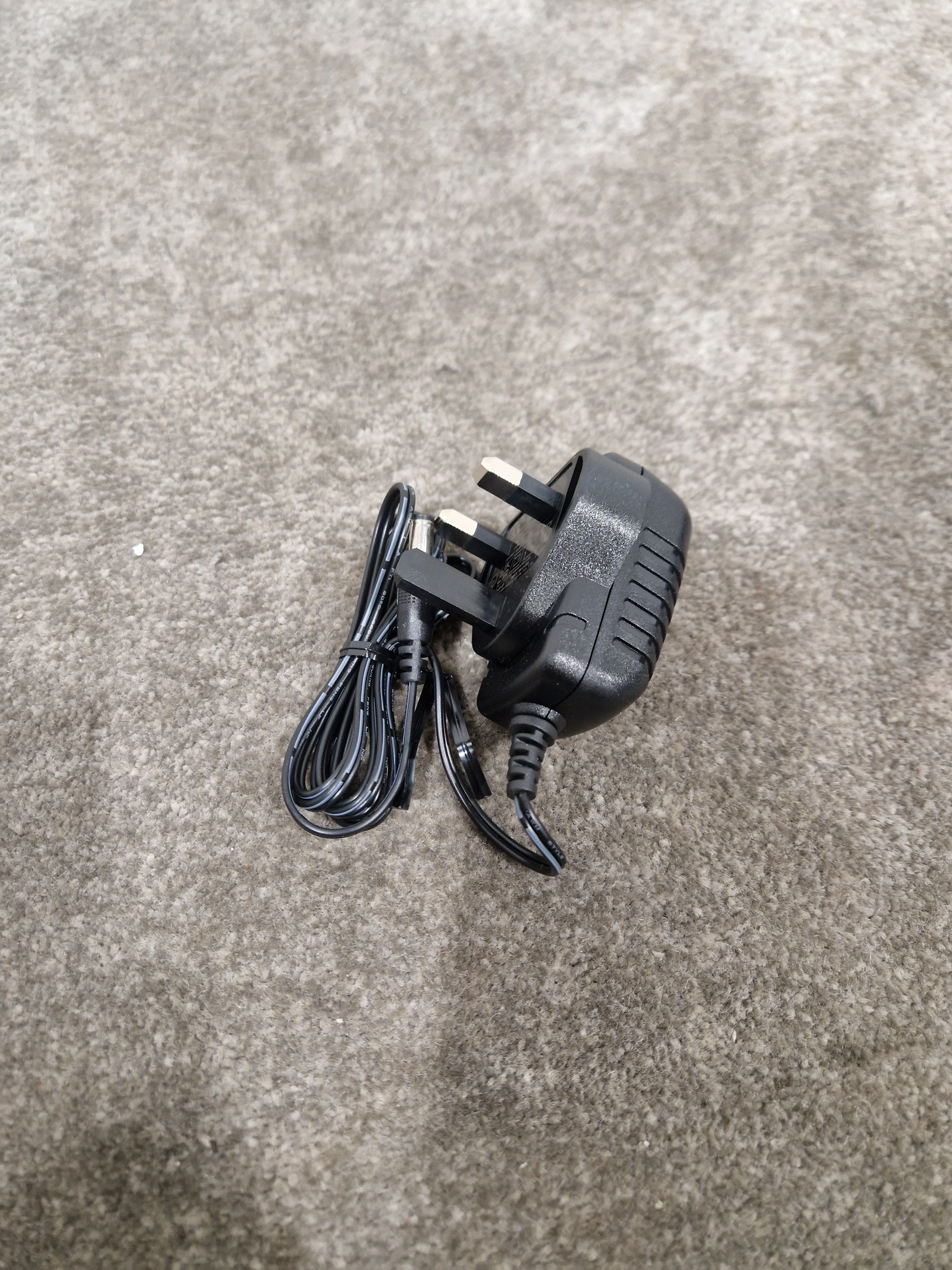 Baofeng UV-5R Black Receiver - Like New w/ Original Box & charging port, Antennae - Image 7