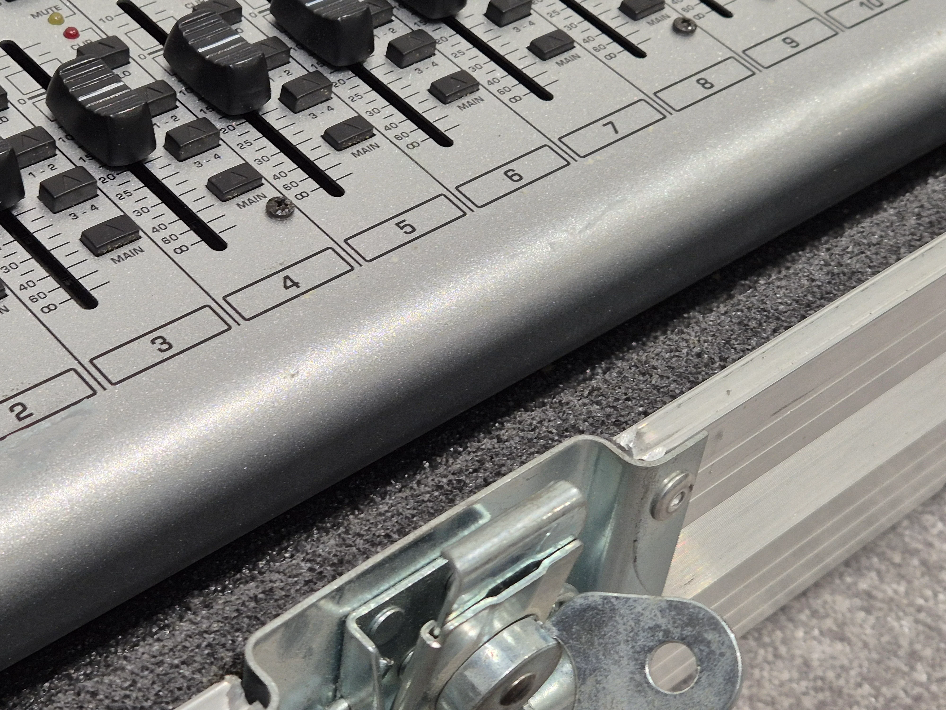 Behringer Eurodesk SL3242FX Pro - 32-input 4-bus Studio/Live Mixer (Read Description) - Image 6