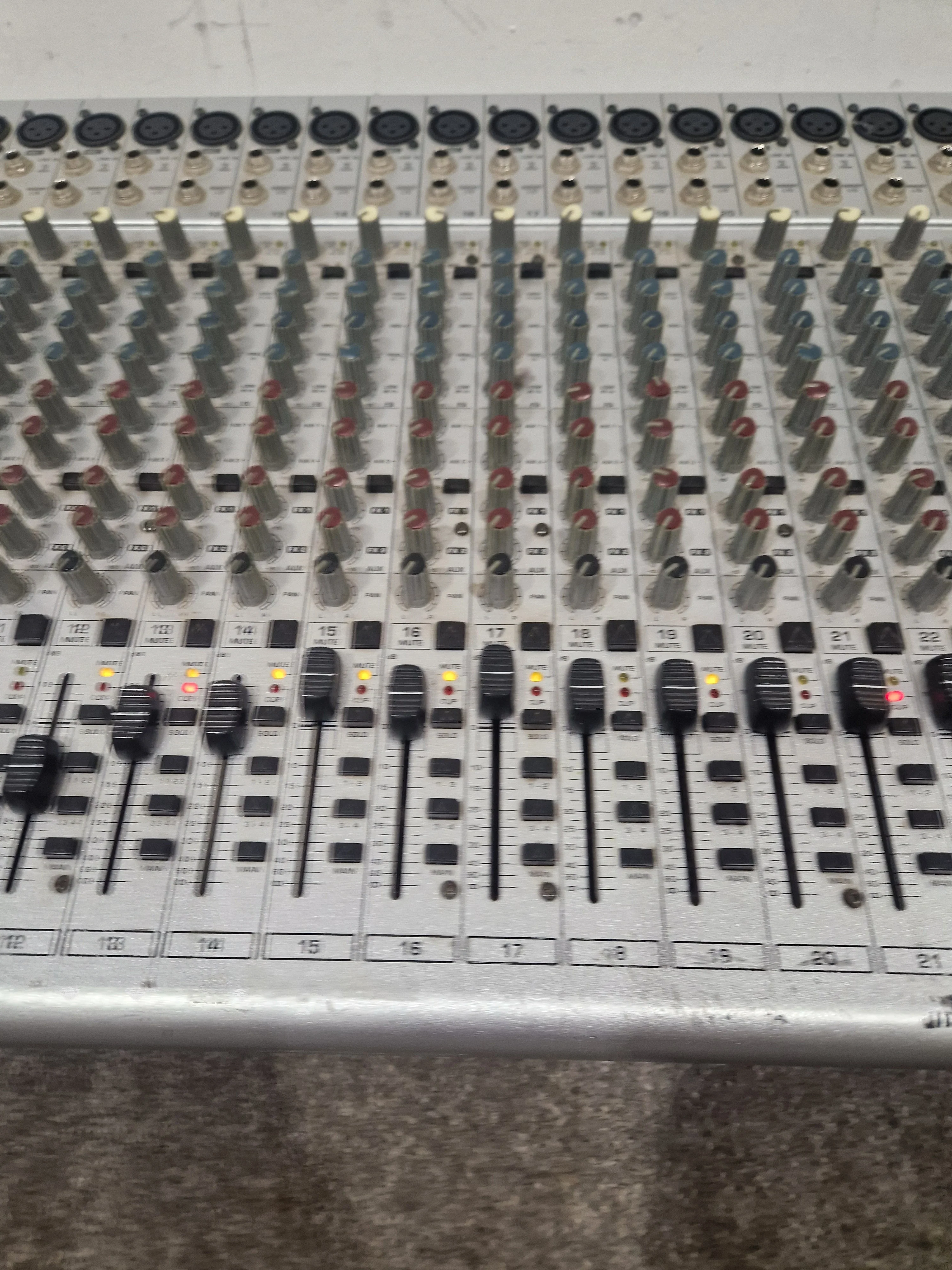 Behringer Eurodesk Sl3242fx-Pro Mixer - Multi-Effects Engine - Very Good w/ Power Cable - Image 9