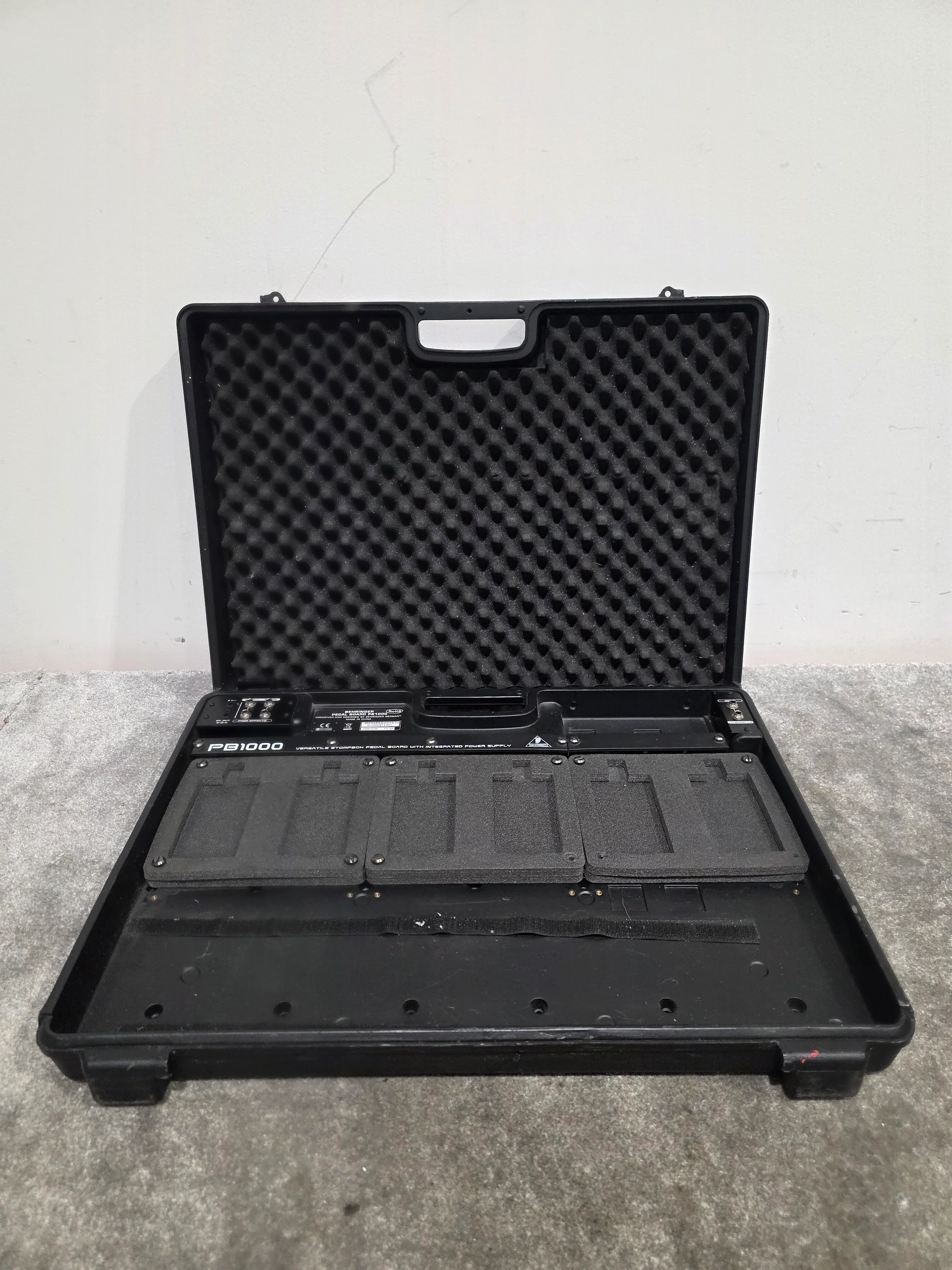 Behringer PB1000 - Pedalboard Case - Black - Fair - Image 2