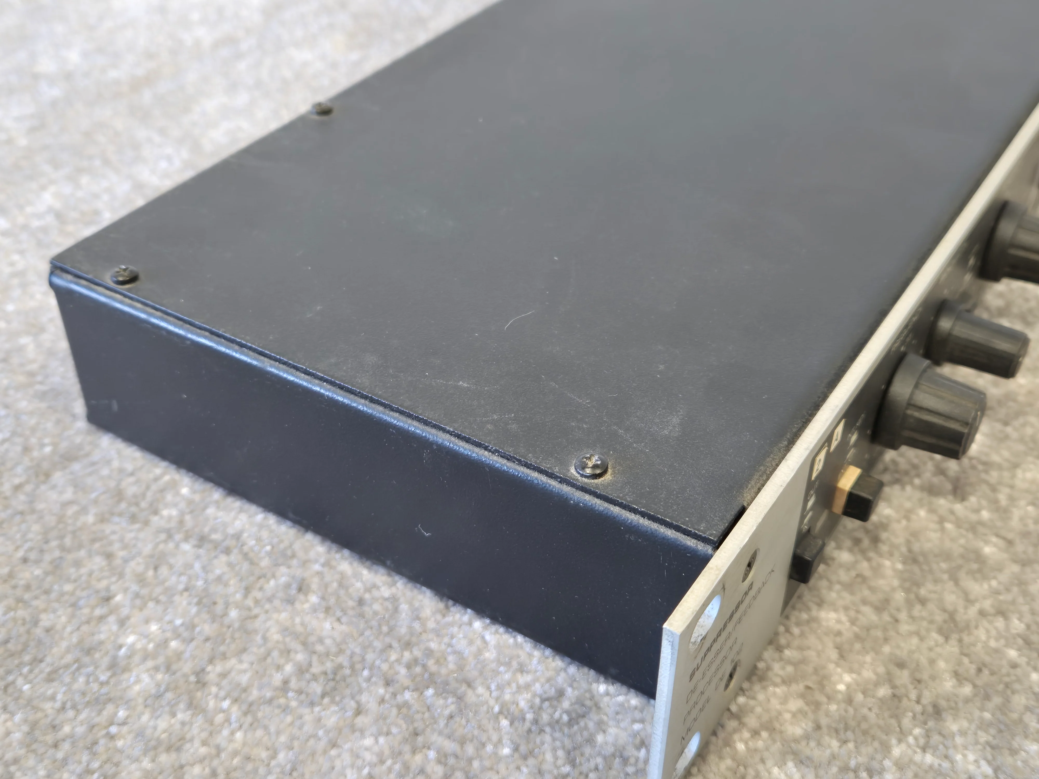 Behringer Suppressor Model DE 102 - De-Esser and Feedback Processor - Image 2
