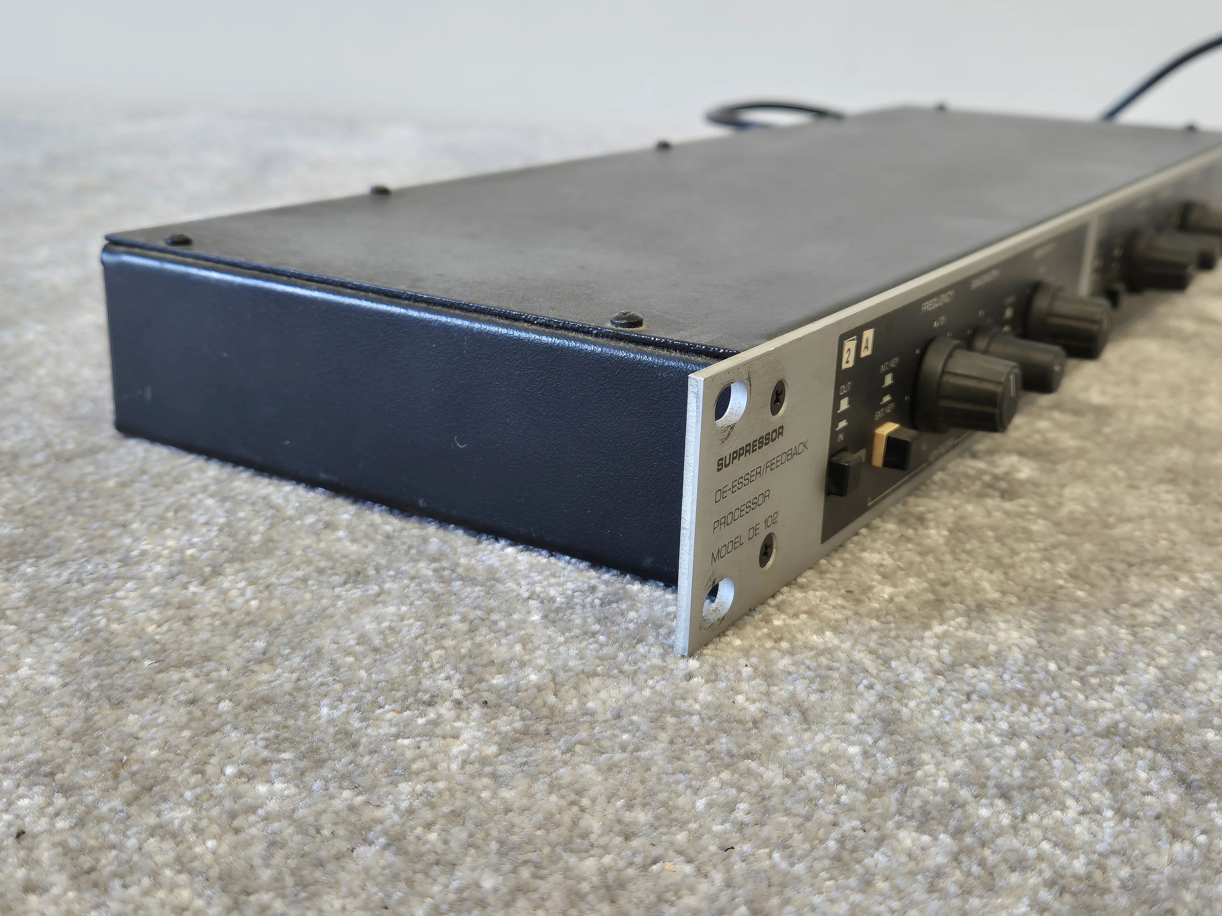 Behringer Suppressor Model DE 102 - De-Esser and Feedback Processor - Image 3